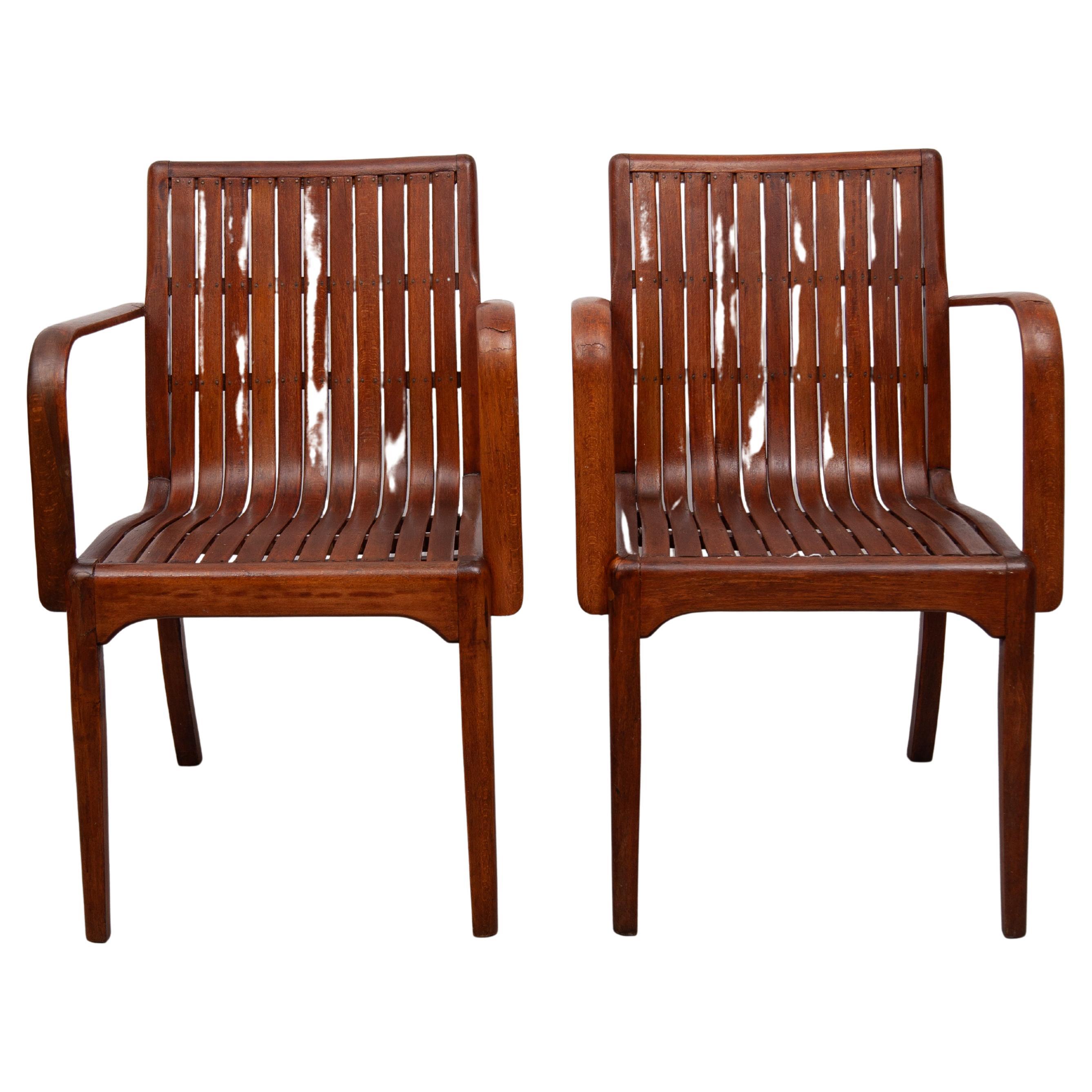 Rare ensemble de deux fauteuils art nouveau à lattes en état d'usage d'origine.
Conçu par Thonet Austria.