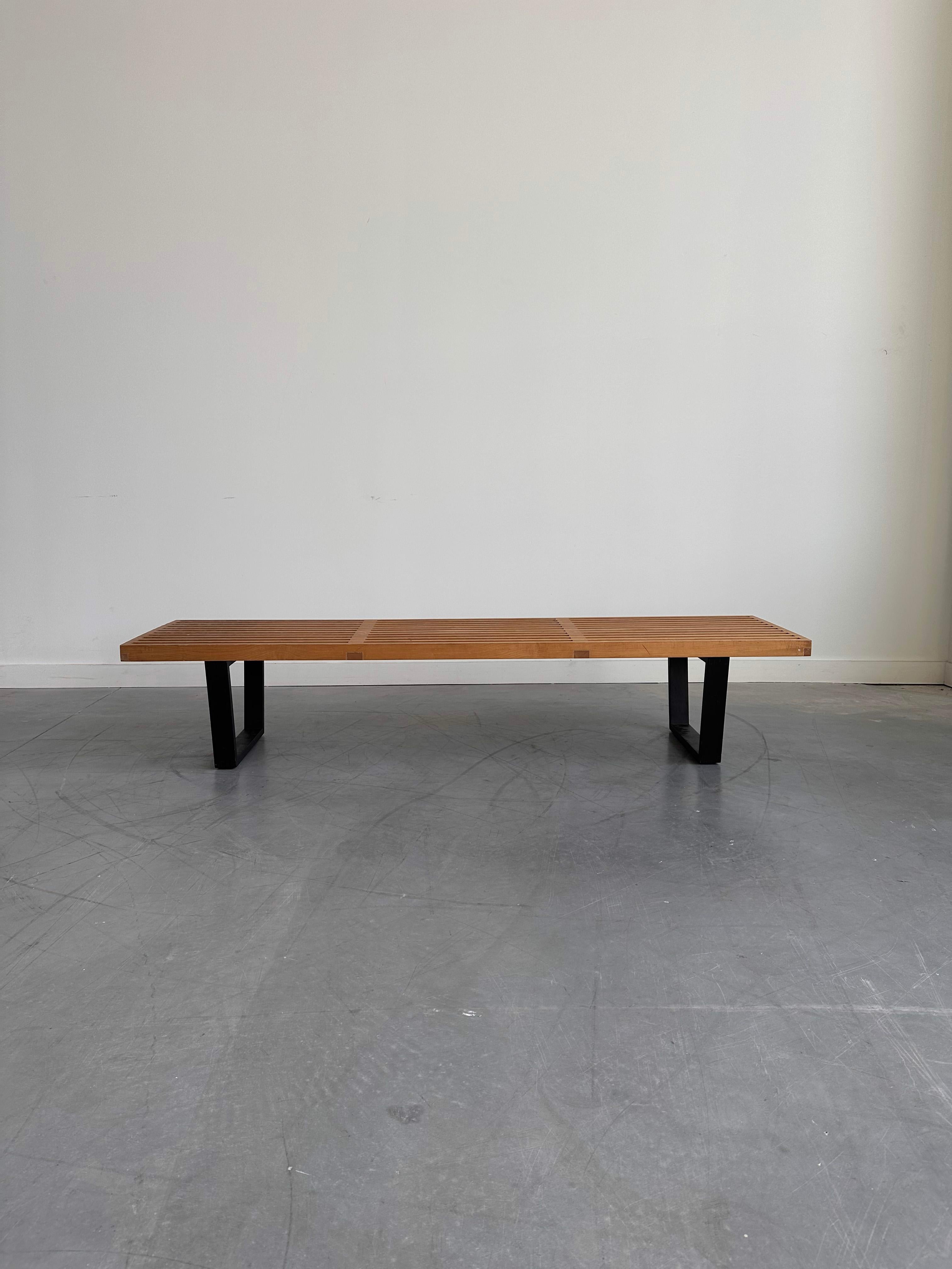 Banc à lattes conçu par George Nelson pour Herman Miller, marqué en dessous.
