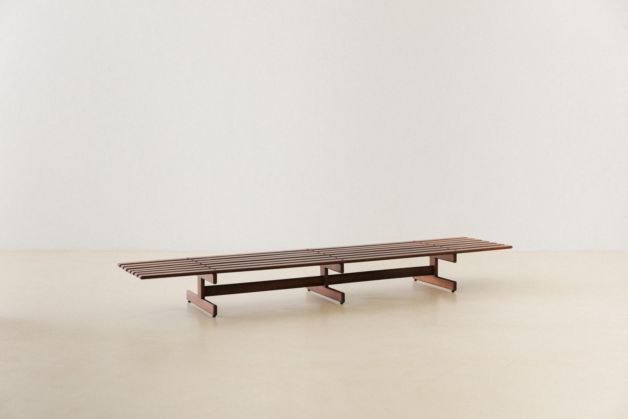 Banc à lattes en bois de rose massif de Móveis Cantù, années 1960, brésilien du milieu du siècle dernier Bon état - En vente à New York, NY