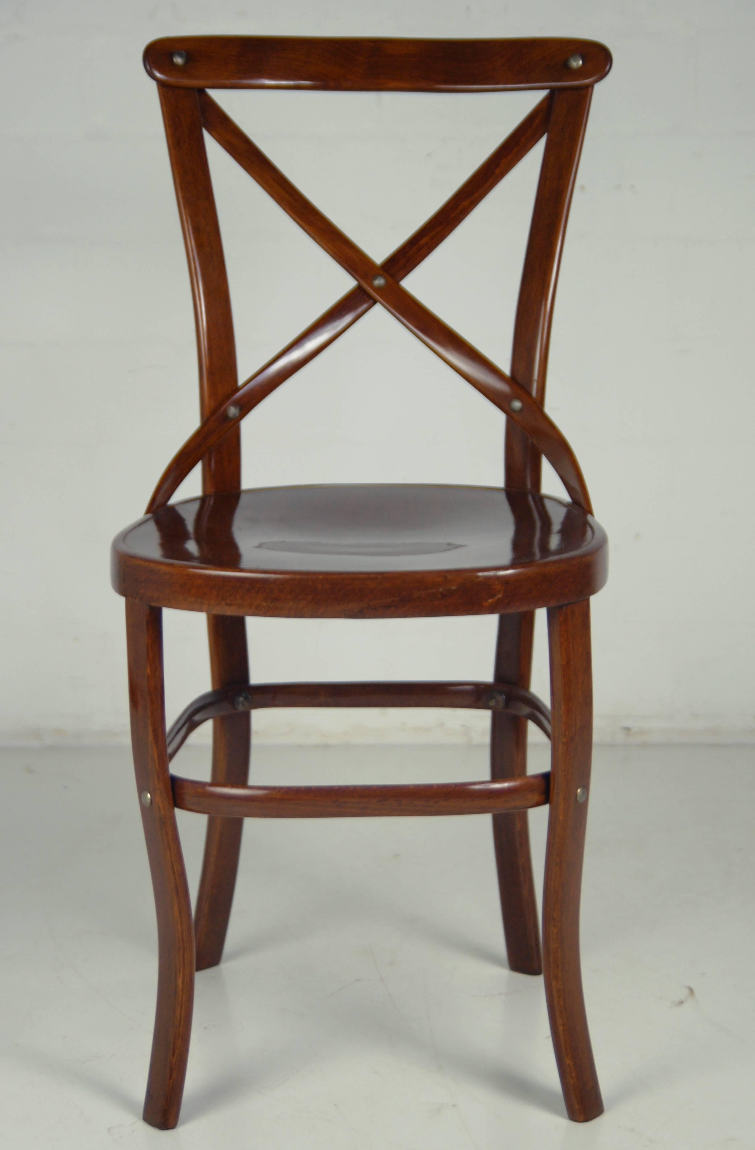 A slatted chair by Thonet manufactured with a solid beech wood and veneer. The piece has been professionally restored and shellac-polished. Beech wood was used as a solid base with another beech wood veneer on top. This wood shines through an