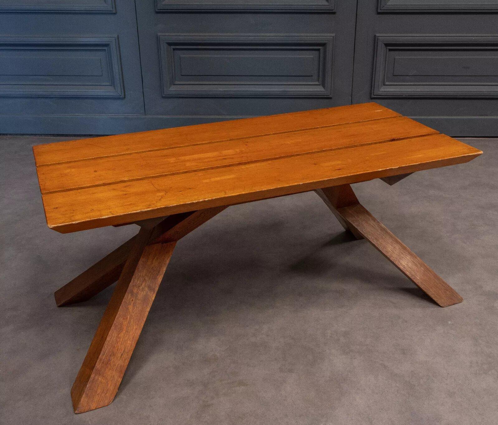 Table basse à lattes de Dominique Chapo 1970 
Cette table a été conçue par Dominique Zimbacca et réalisée par Pierre Chapo.

Dominique Zimbacca (1928-2011) a commencé sa carrière en créant des meubles-sculptures, principalement des fauteuils et des