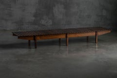 Banc à lattes "Mucki" de Sergio Rodrigues, Brésil, années 1960