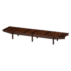 Banc à lattes "Mucki" de Sergio Rodrigues, Brésil, années 1960
