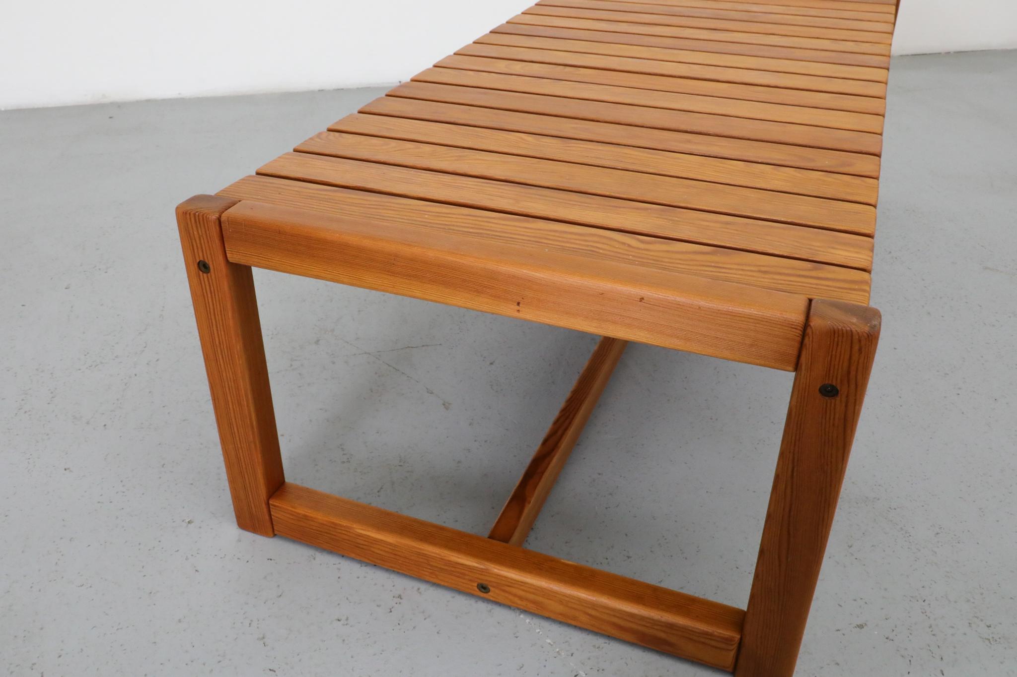 Table basse ou banc en pin à lattes, style Ilmari Tapiovaara, 1970 en vente 5