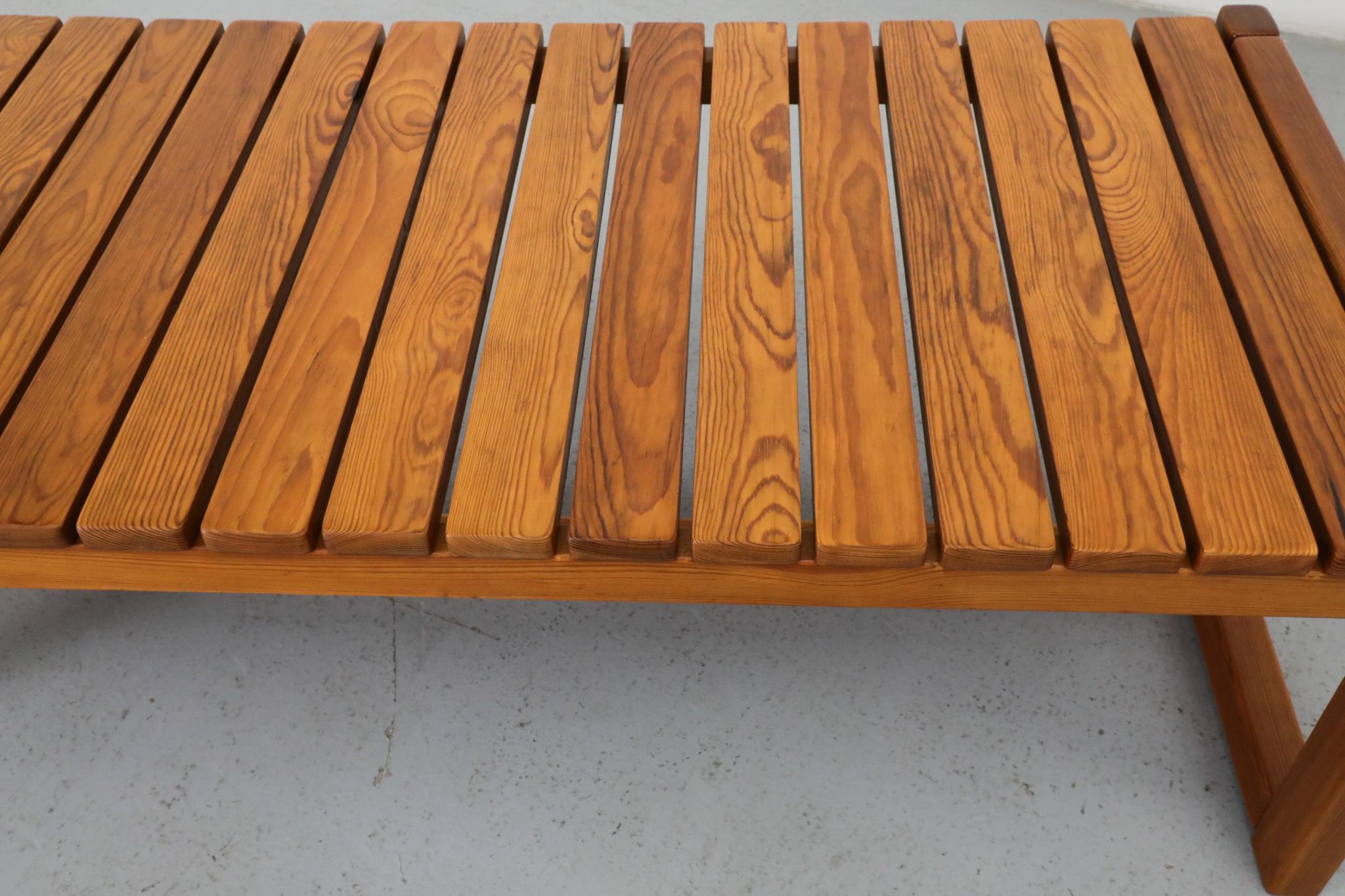 Table basse ou banc en pin à lattes, style Ilmari Tapiovaara, 1970 en vente 6