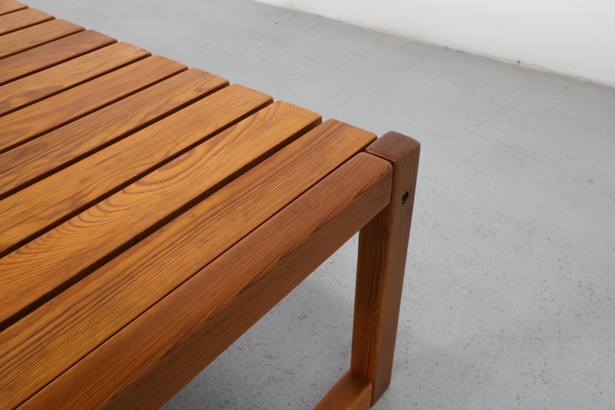 Table basse ou banc en pin à lattes, style Ilmari Tapiovaara, 1970 en vente 8