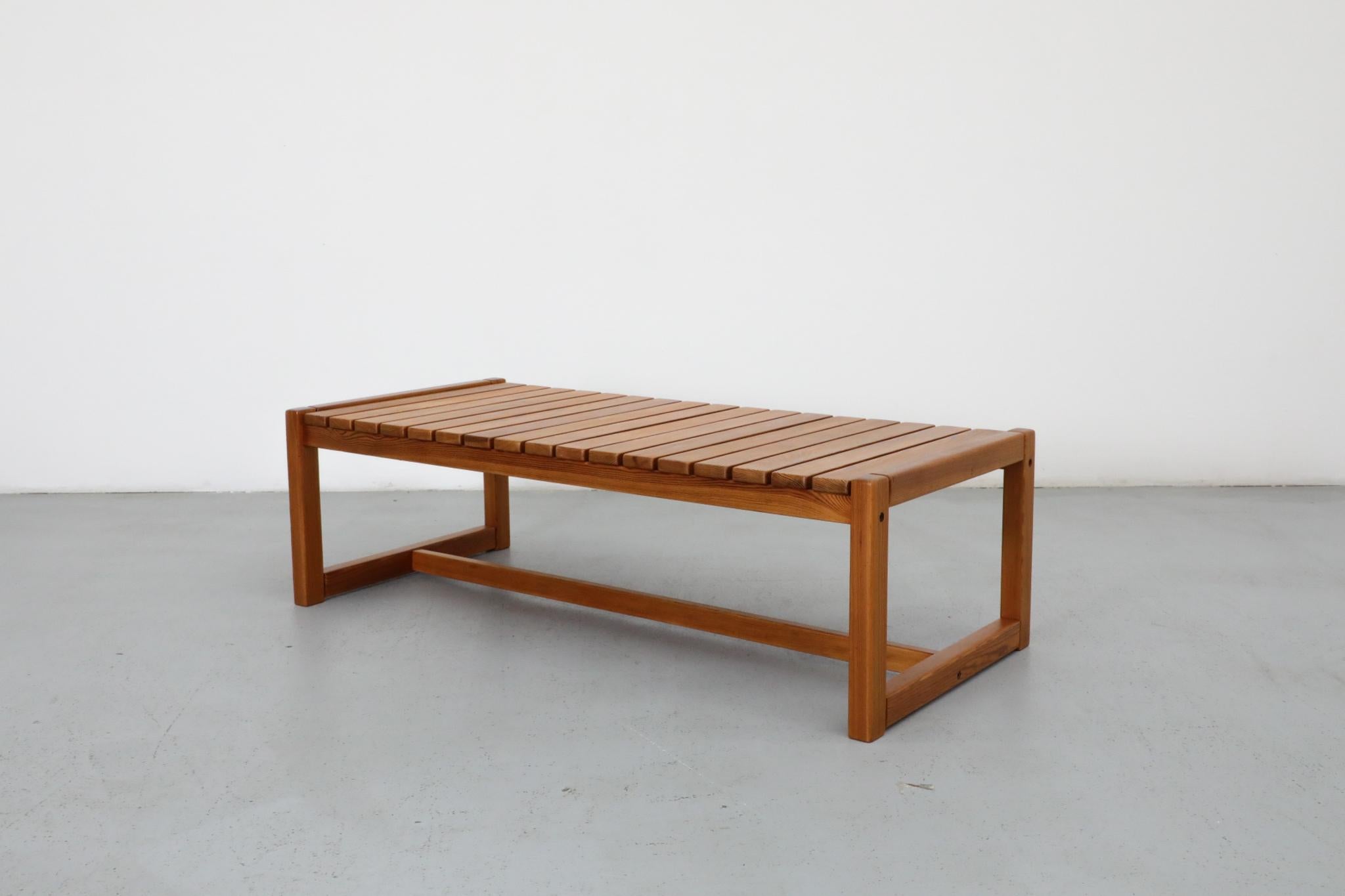 Néerlandais Table basse ou banc en pin à lattes, style Ilmari Tapiovaara, 1970 en vente