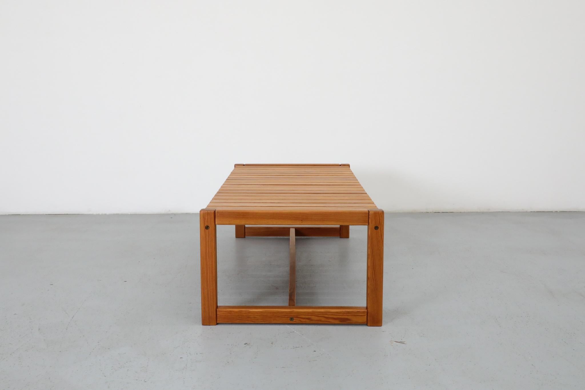 Table basse ou banc en pin à lattes, style Ilmari Tapiovaara, 1970 Bon état - En vente à Los Angeles, CA