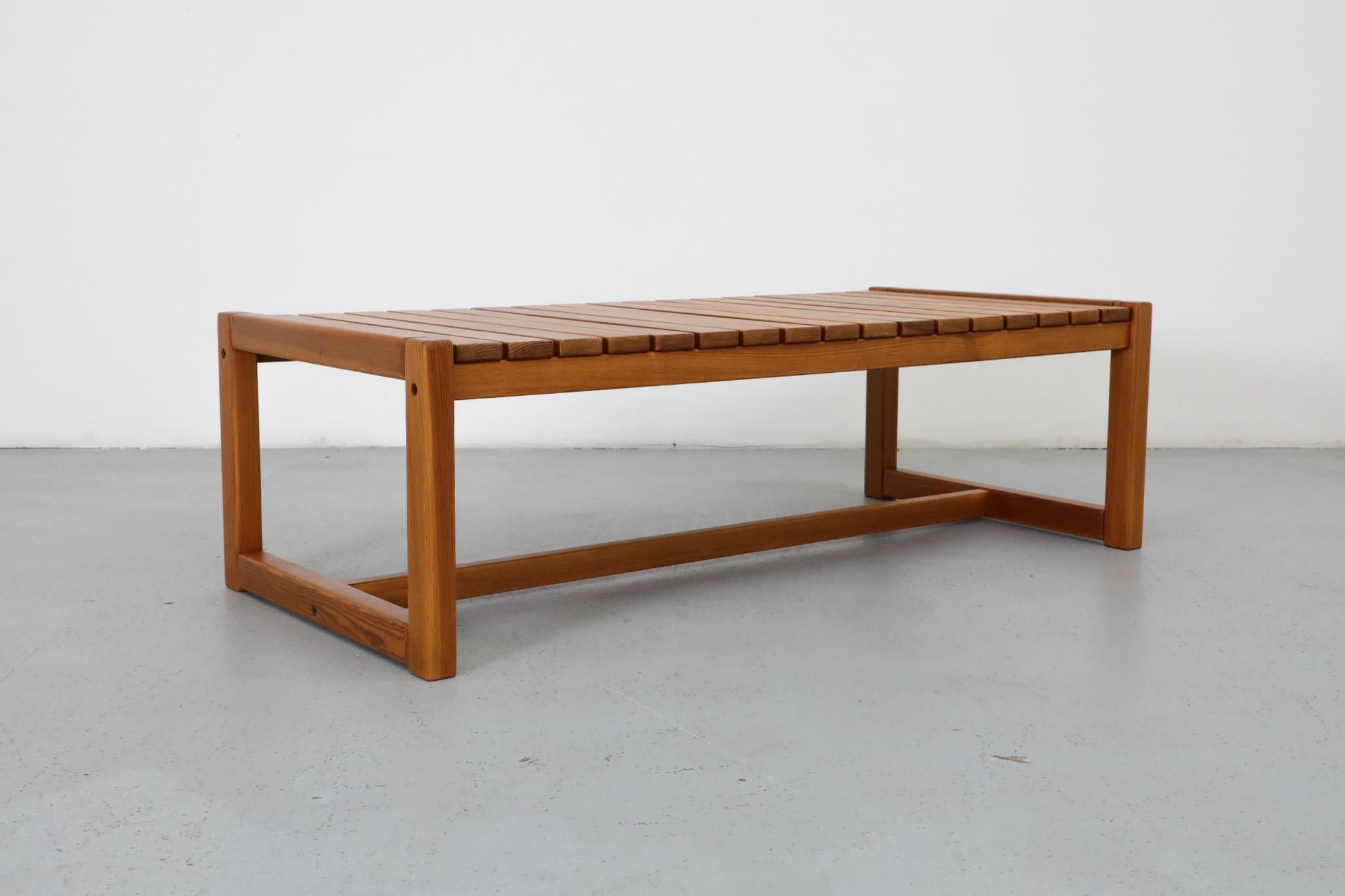 Table basse ou banc en pin à lattes, style Ilmari Tapiovaara, 1970 en vente 1