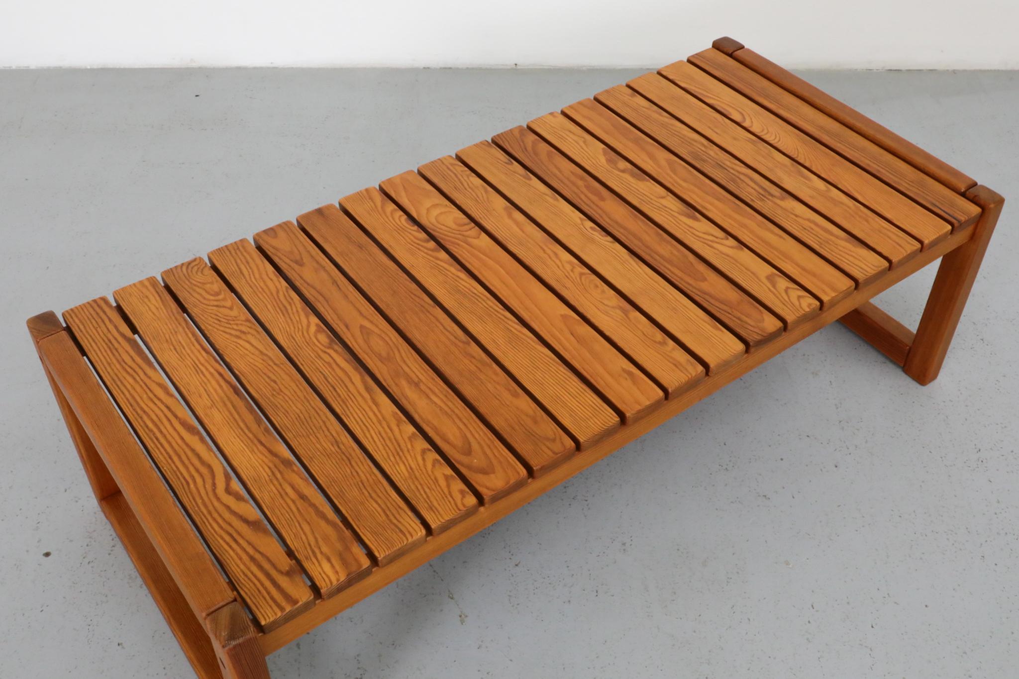 Table basse ou banc en pin à lattes, style Ilmari Tapiovaara, 1970 en vente 2