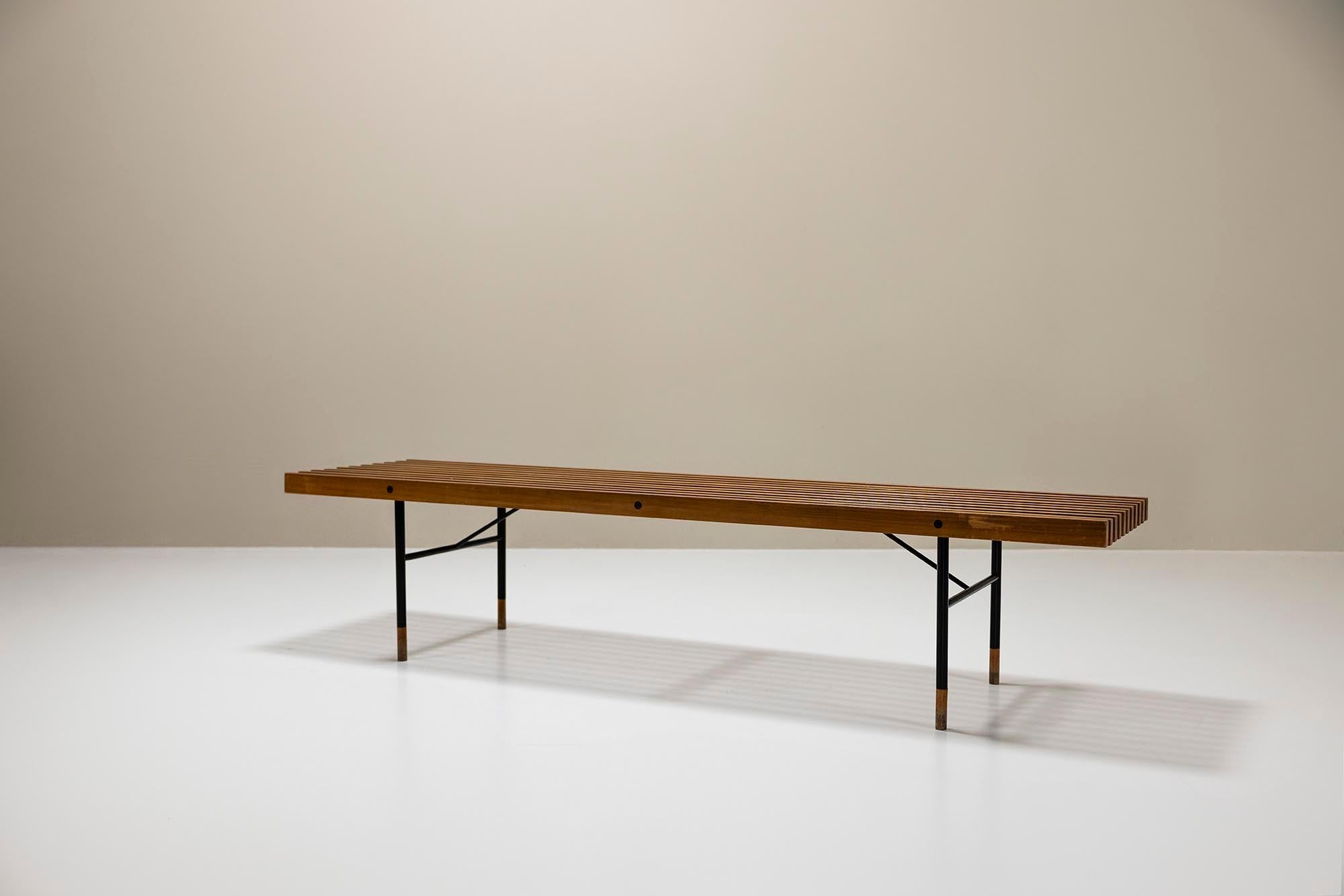 This bench was made in the 1960s by the Italian furniture manufacturer Poggi. The founder Roberto Poggi has collaborated with many illustrious designers. Franco Albini in particular made a number of iconic designs for the company, such as the Luisa