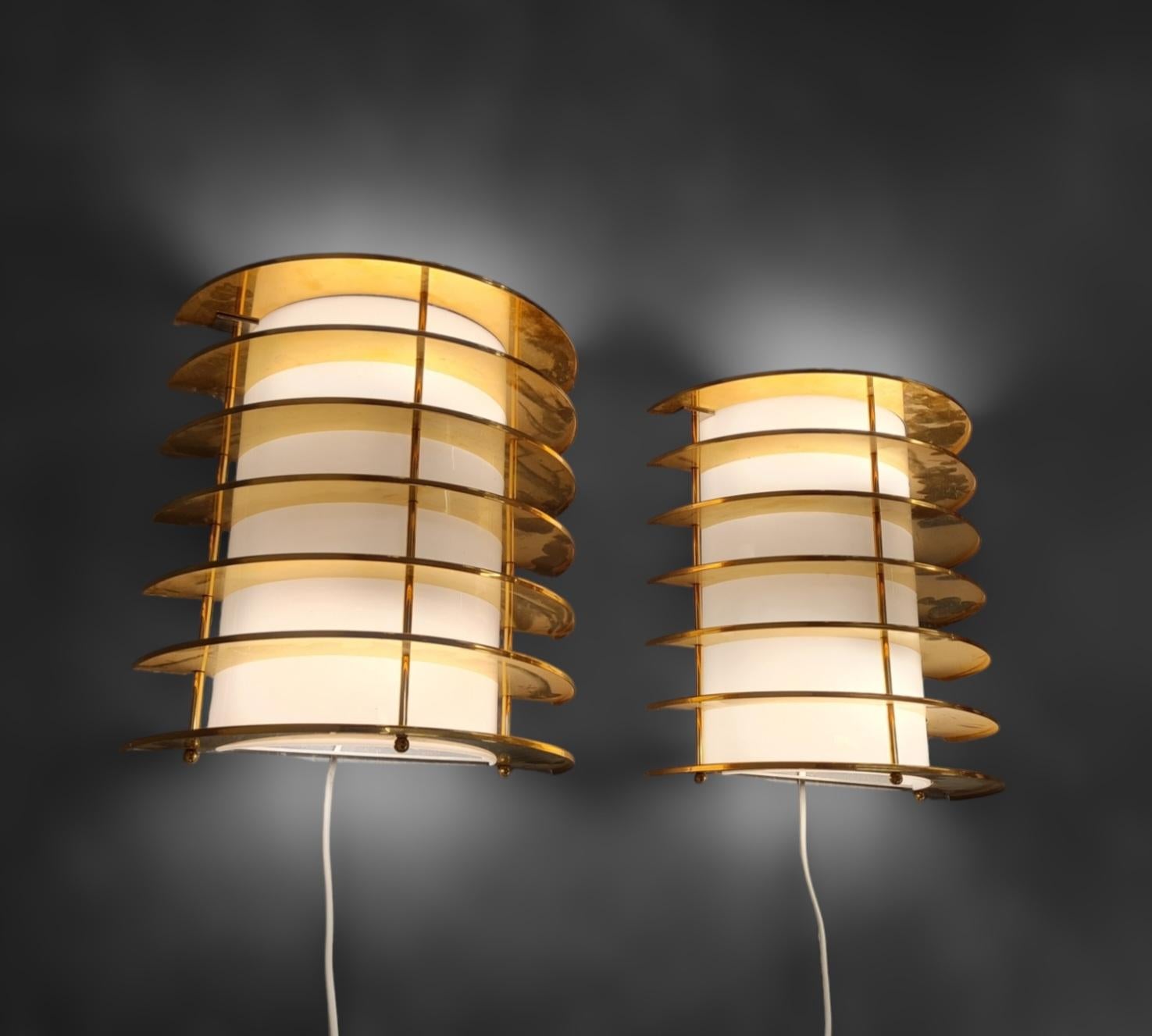 Slatted Vintage Brass and White Acrylic Wall Scones, Precenta Finland 1970s For Sale 9