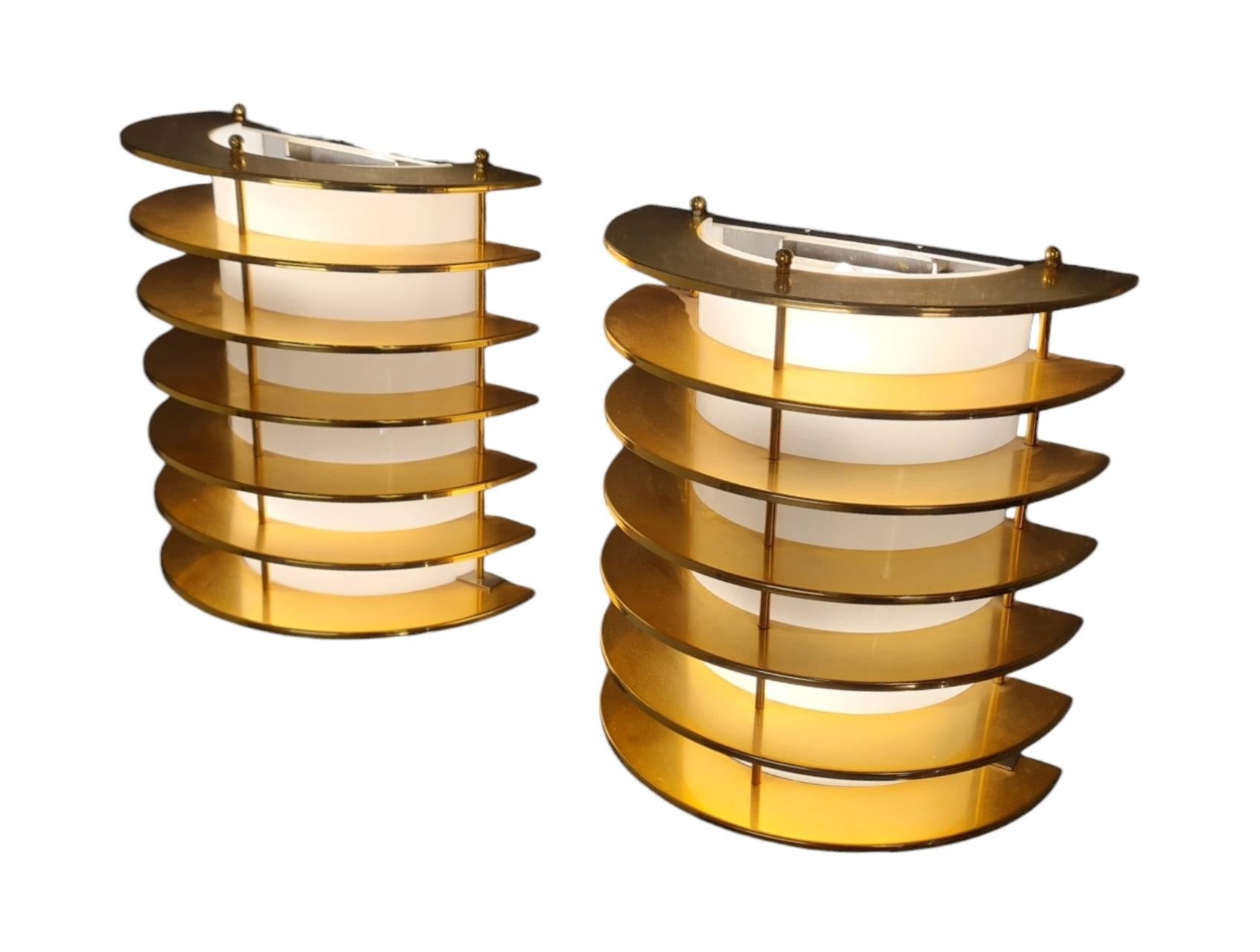 Slatted Vintage Brass and White Acrylic Wall Scones, Precenta Finland 1970s In Good Condition For Sale In Helsinki, FI