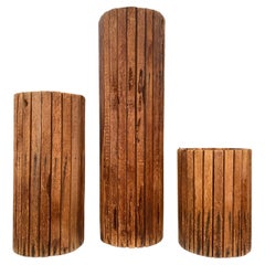 Fioriere / piedistalli in legno a doghe in stile Midcentury Modern, set da 3