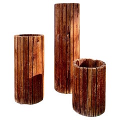 Fioriere / piedistalli in legno a doghe in stile Midcentury Modern, set da 3