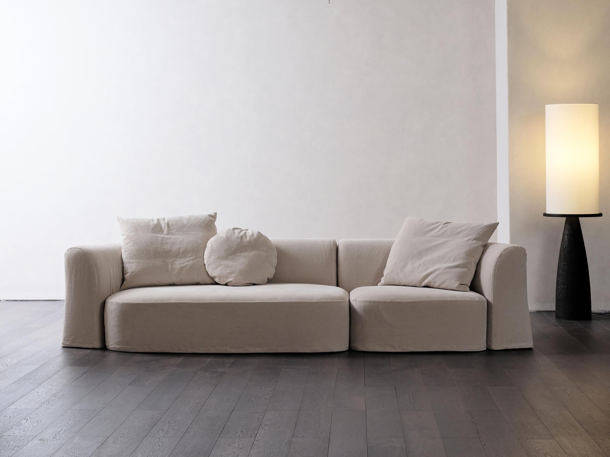 Canapé Slay de DAaZ
Dimensions : D 105 x L 338 x H 66 cm.
MATERIAL : Bois, tissu.

1 x Module A
1 x Module C.

Disponible dans d'autres combinaisons de modules. Veuillez nous contacter.

DAaZ Furniture honore l'esprit d'aventure. Nous acceptons de