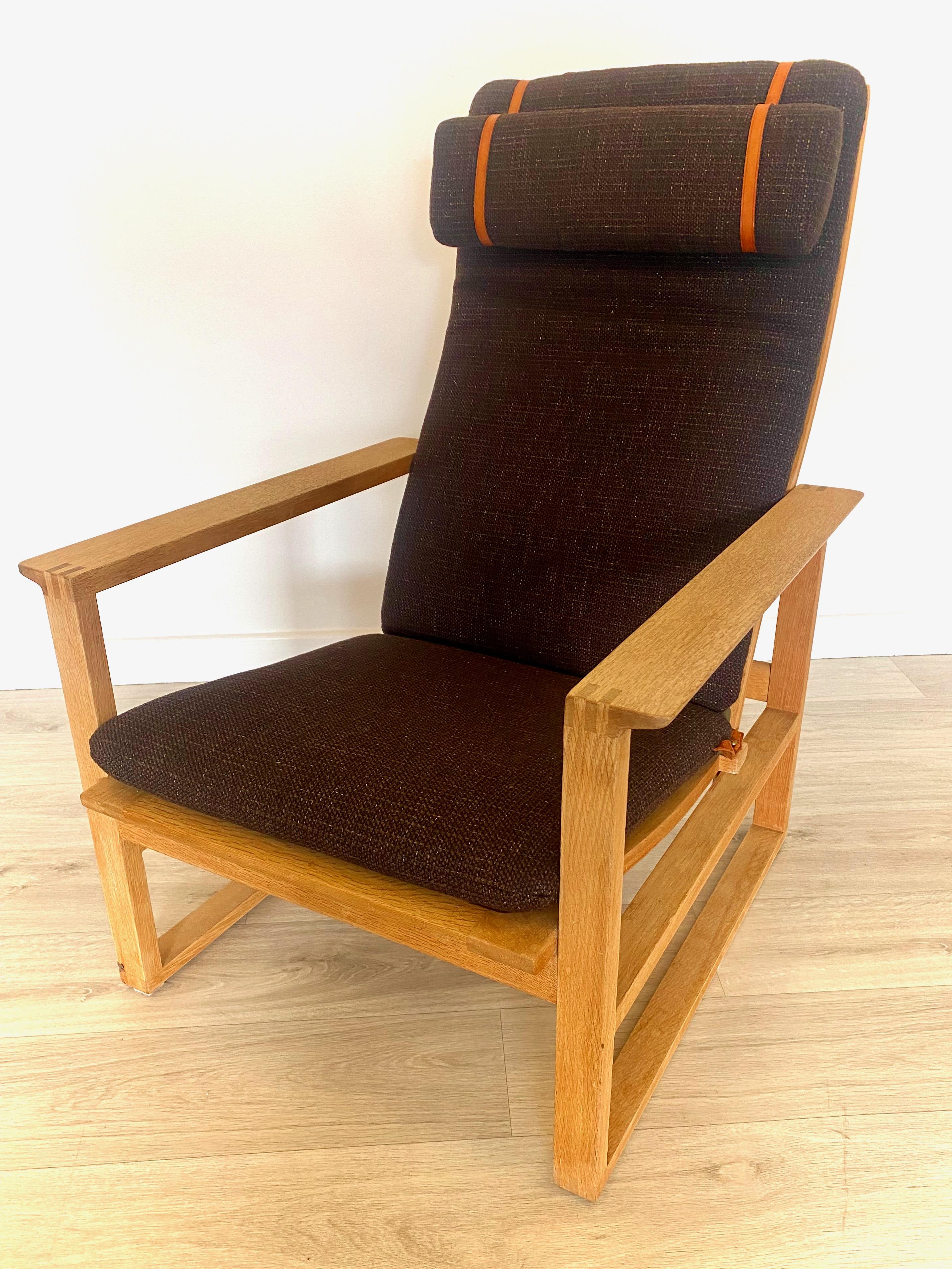 Magnifique chaise longue 'BM-2254' Slædestolen' (chaise luge) conçue par Børge Mogensen en 1956 et produite par Fredericia Stolefabrik Danemark, Structure réglable en chêne avec un nouveau revêtement en laine marron foncé. Sangles en cuir intactes