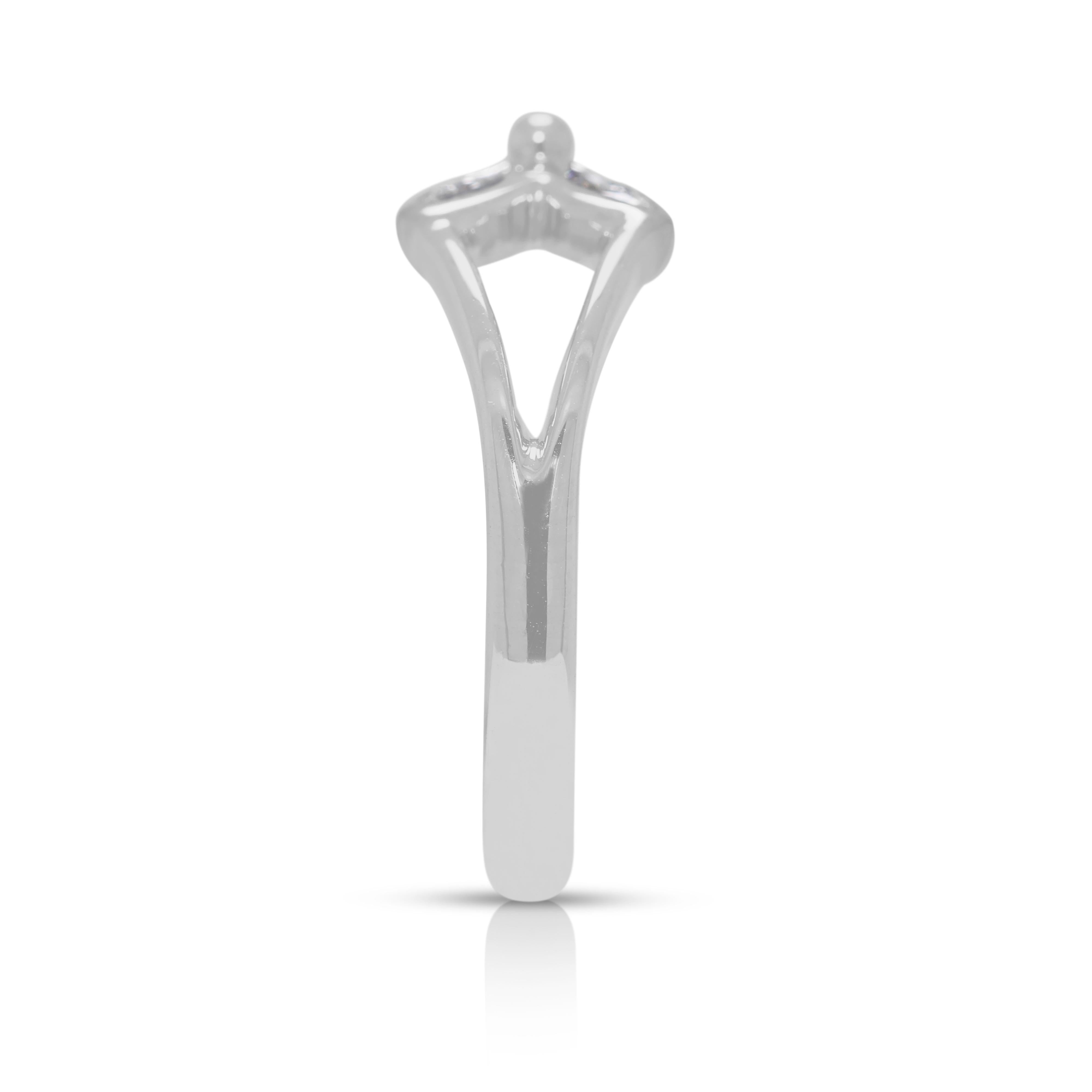 Donna Elegante anello a petalo con diamante naturale marquise da 0,12 carati in oro bianco 18 carati in vendita