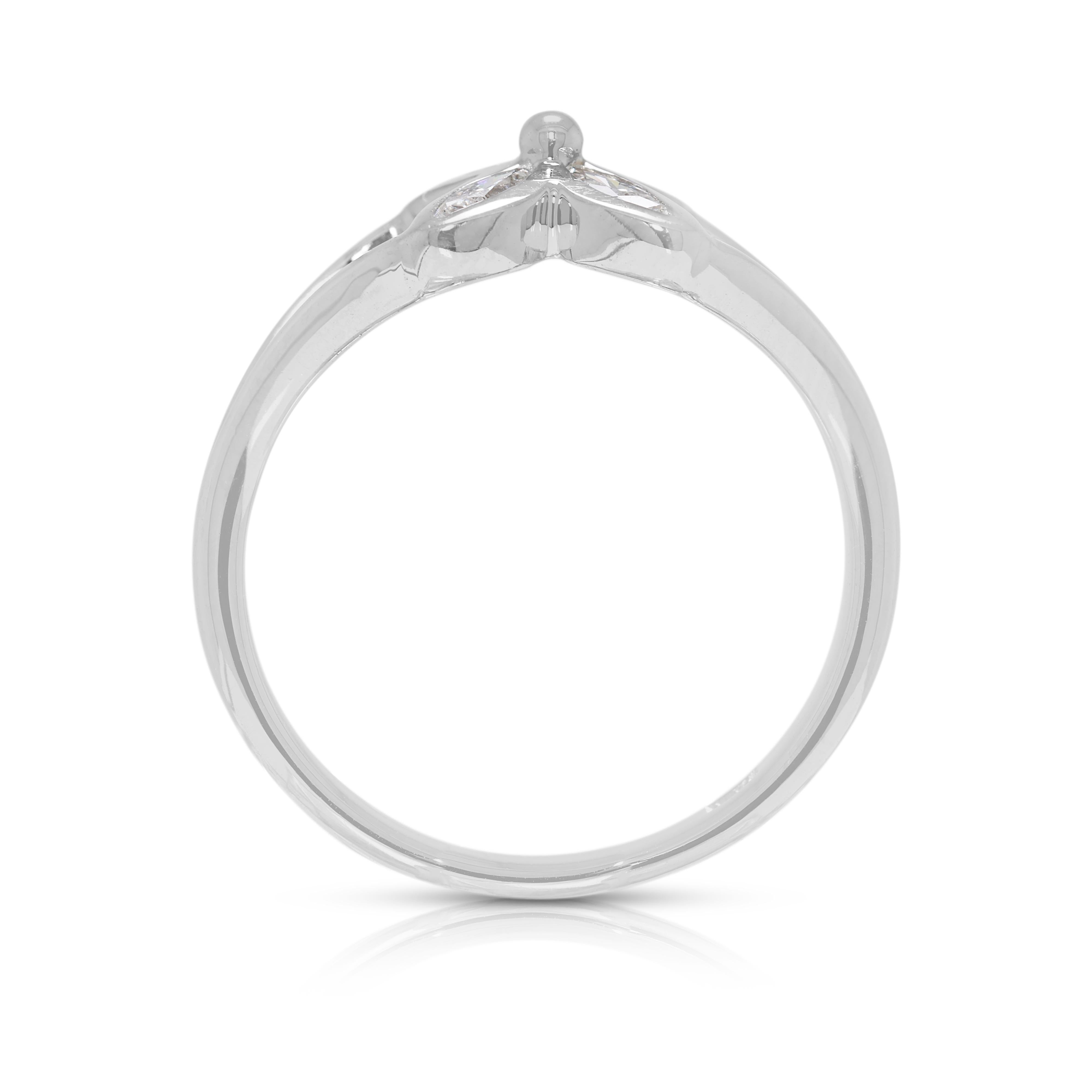 Elegante anello a petalo con diamante naturale marquise da 0,12 carati in oro bianco 18 carati in vendita 2