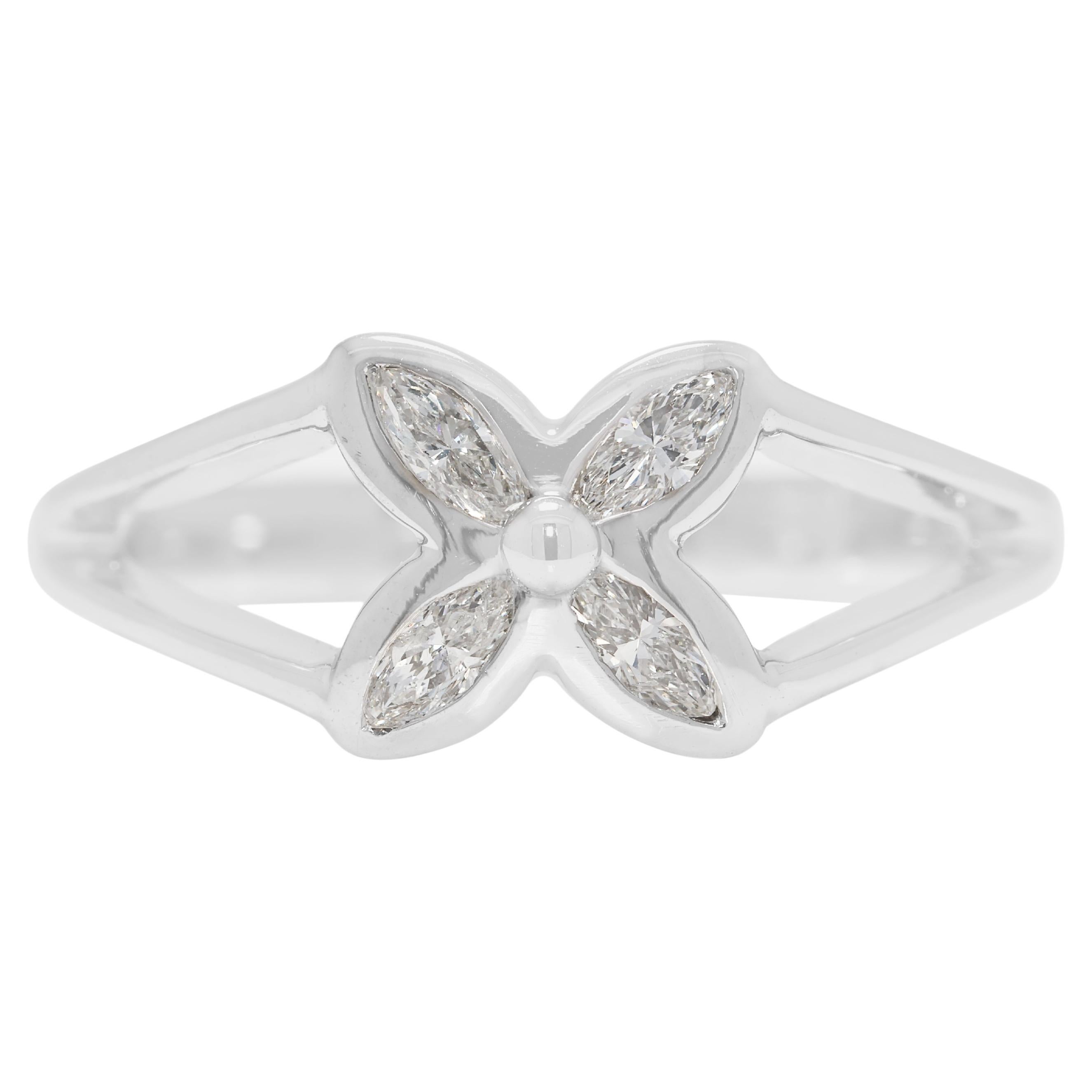 Elegante anello a petalo con diamante naturale marquise da 0,12 carati in oro bianco 18 carati in vendita