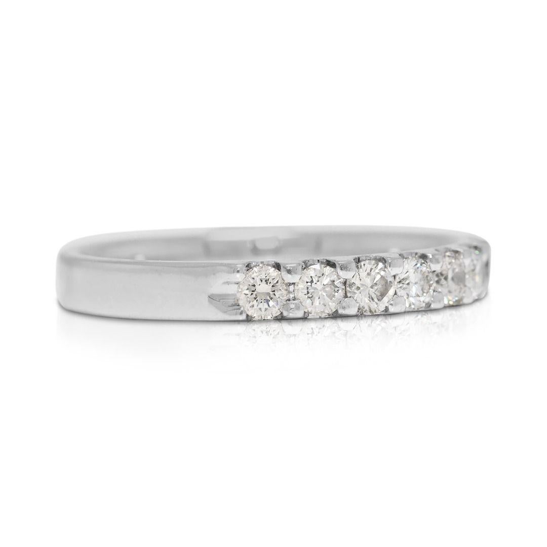 Taille ronde Bague élégante en or blanc 18 carats avec diamant naturel 0,27 carat en vente
