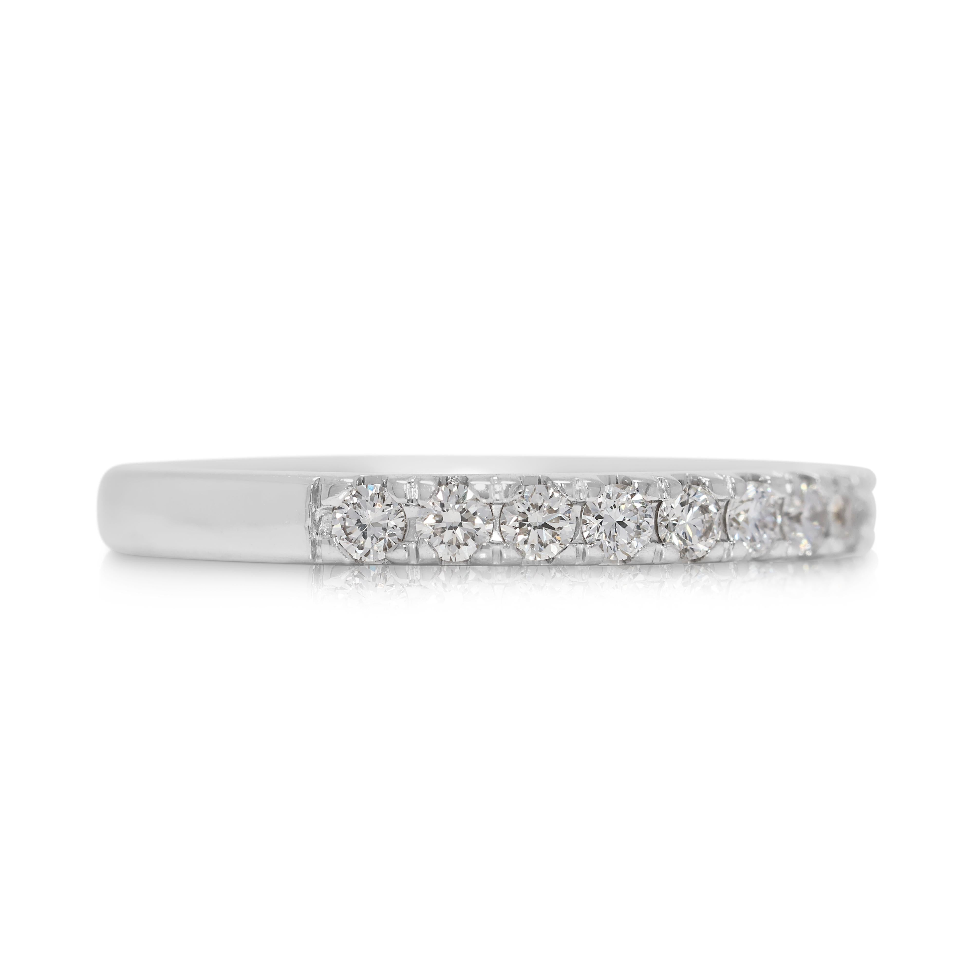 Taille ronde Bague élégante en or blanc 18 carats avec diamant naturel de 0,3 carats en demi-éternité en vente