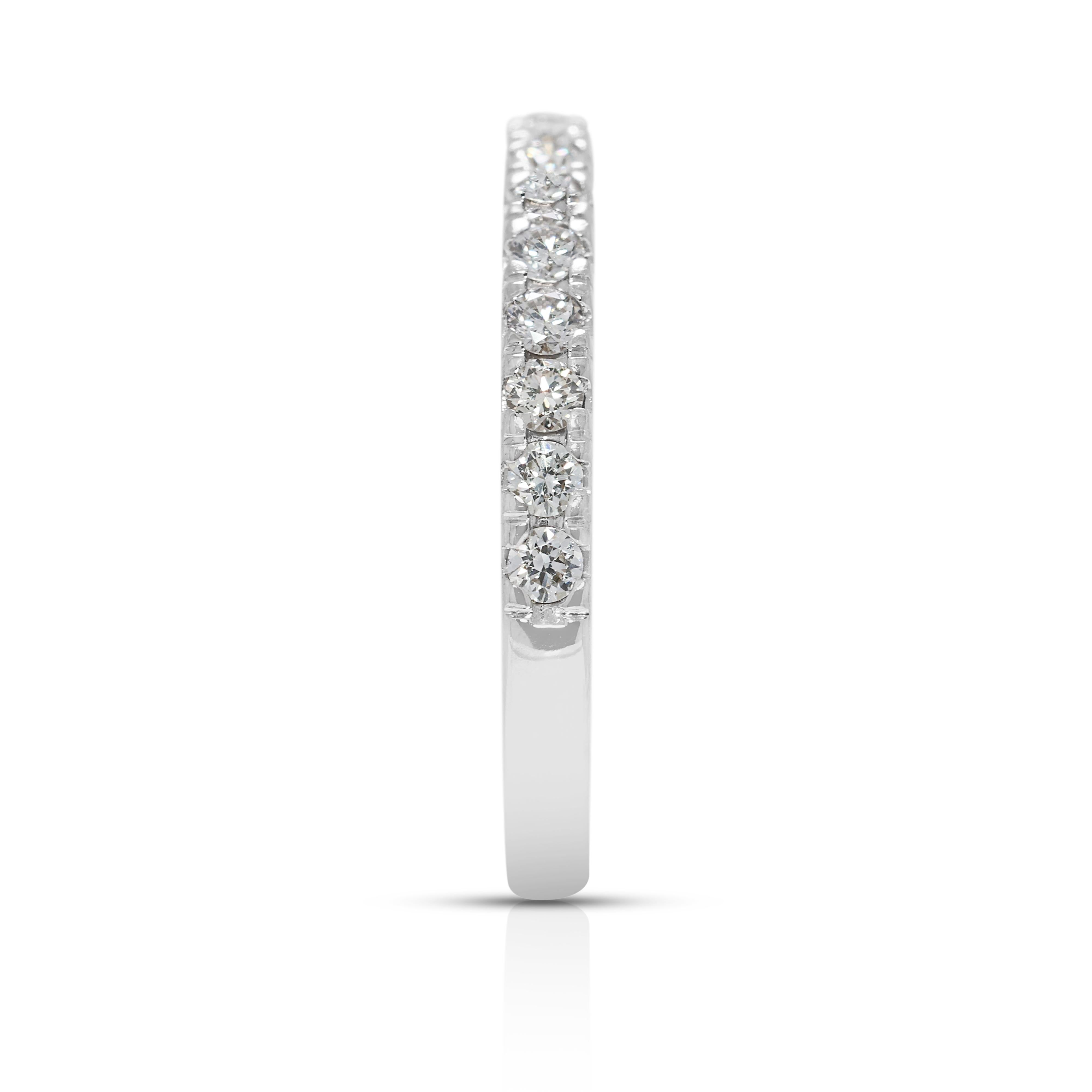 Bague élégante en or blanc 18 carats avec diamant naturel de 0,3 carats en demi-éternité Pour femmes en vente