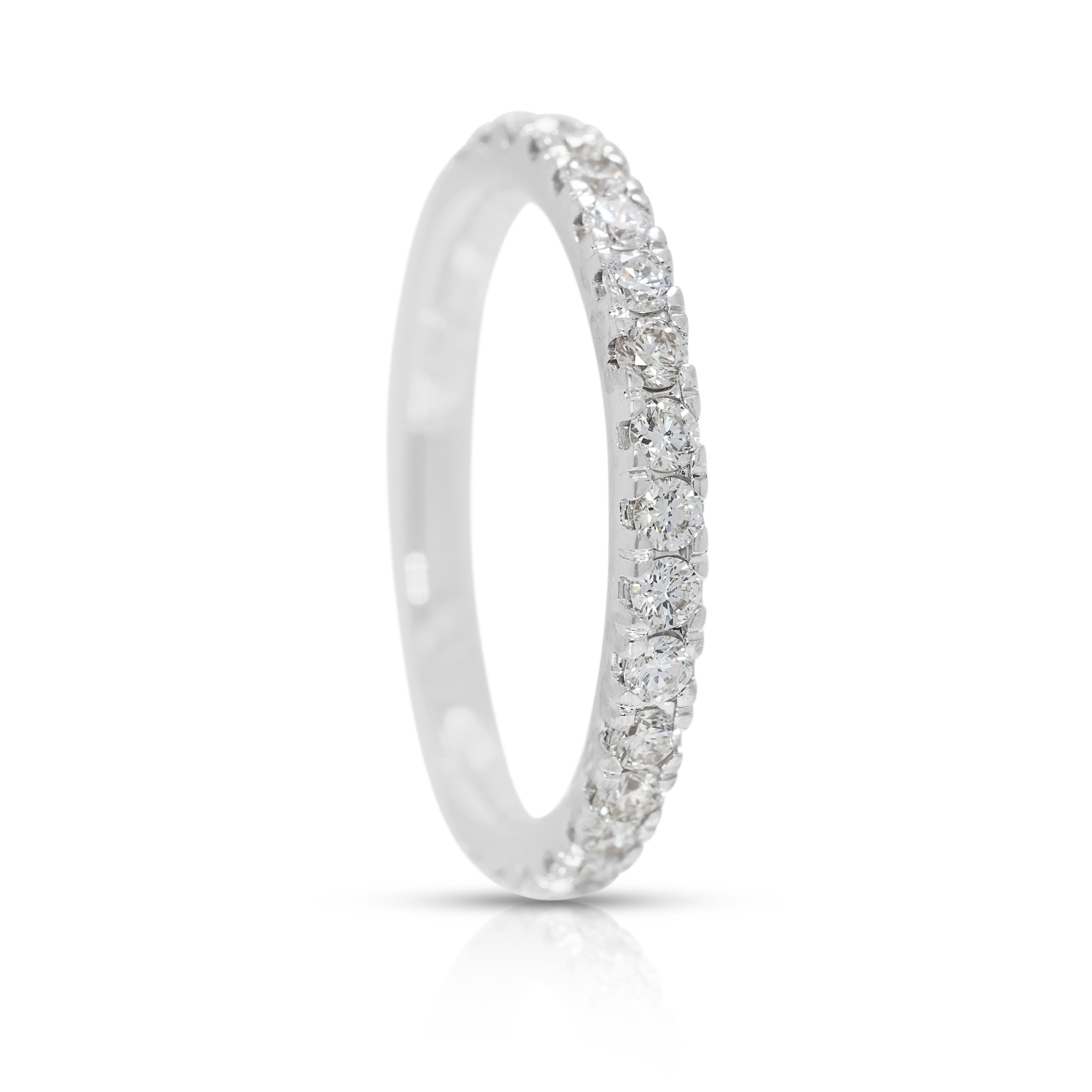 Bague élégante en or blanc 18 carats avec diamant naturel de 0,3 carats en demi-éternité en vente 1