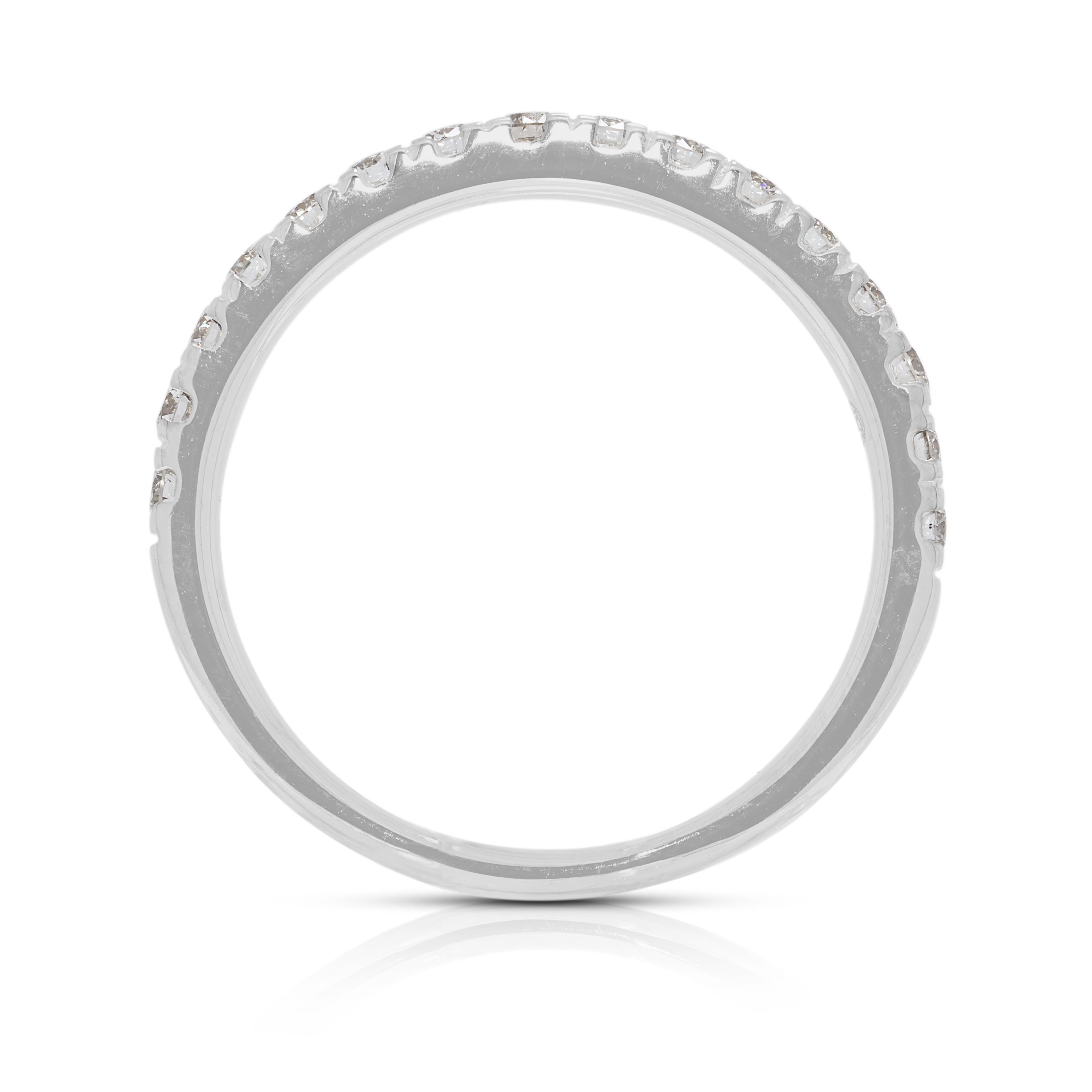 Bague élégante en or blanc 18 carats avec diamant naturel de 0,3 carats en demi-éternité en vente 2