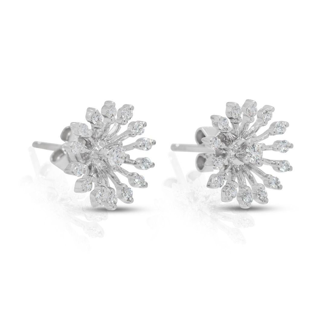 Taglio rotondo Eleganti orecchini a perno in oro bianco 18 carati con diamante naturale da 0,64 ct. in vendita