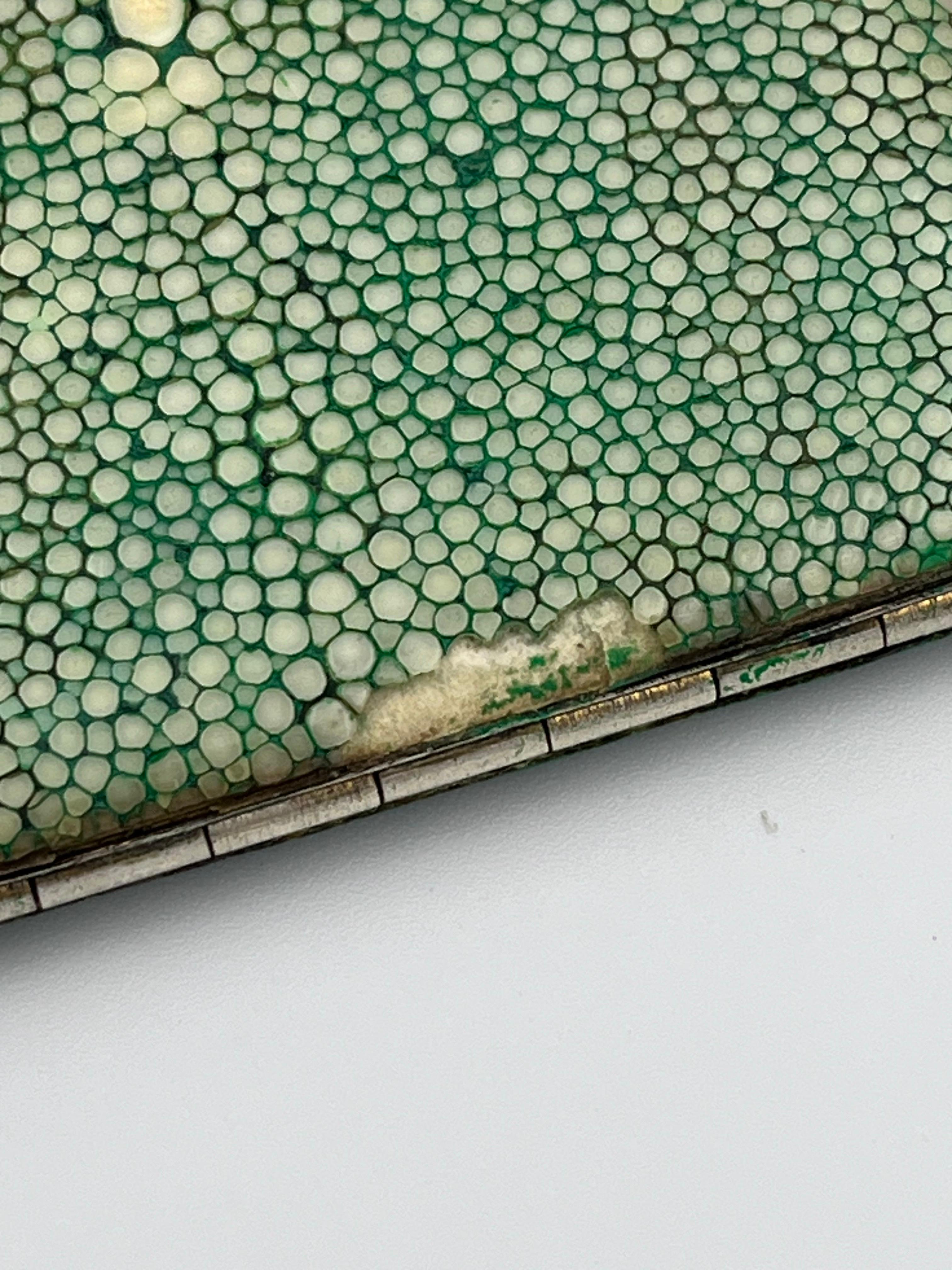 Elegante portasigarette Art Deco anni '30 in zigrino con interno dorato in vendita 10