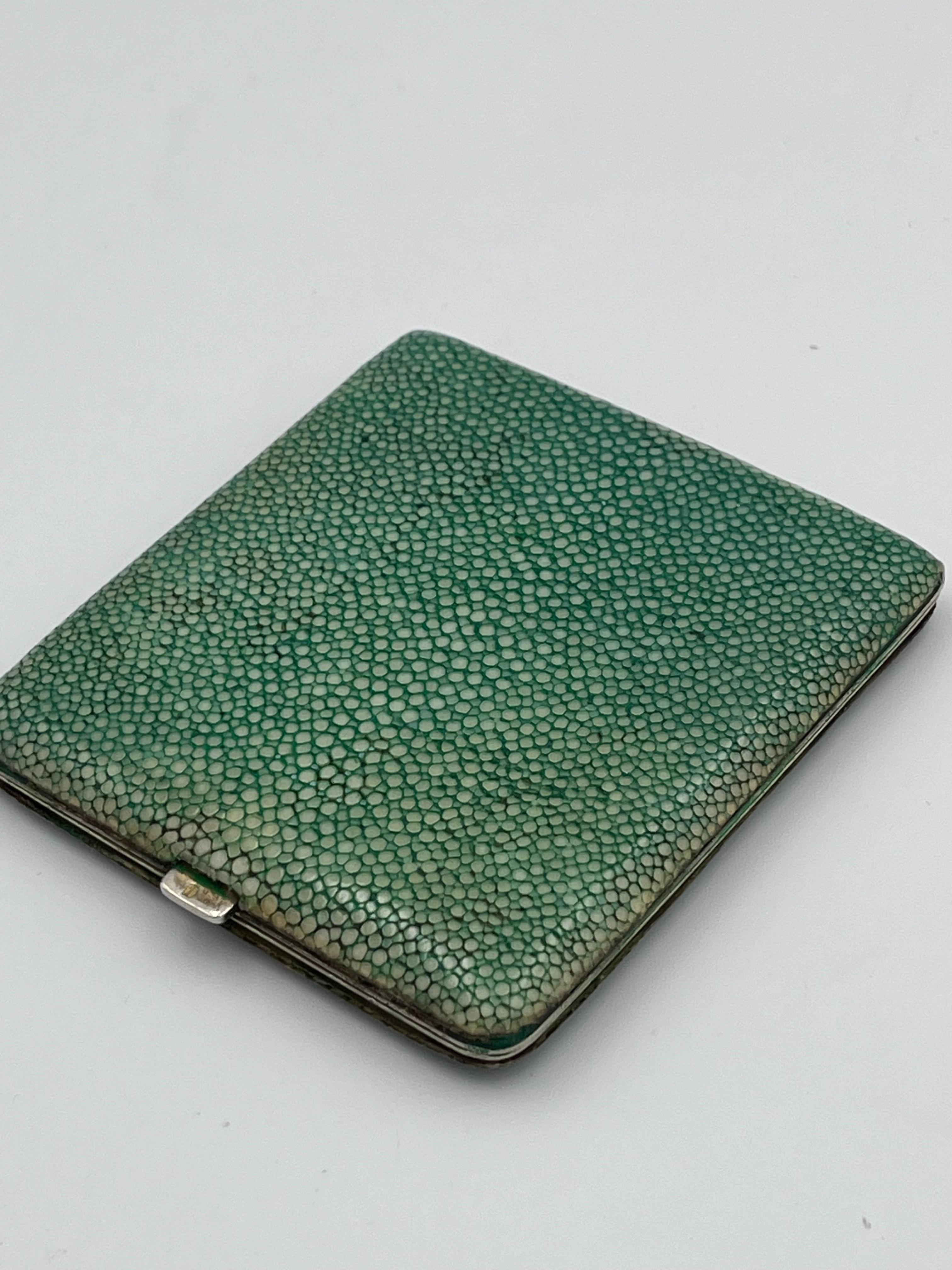 Elegante portasigarette Art Deco anni '30 in zigrino con interno dorato in vendita 11
