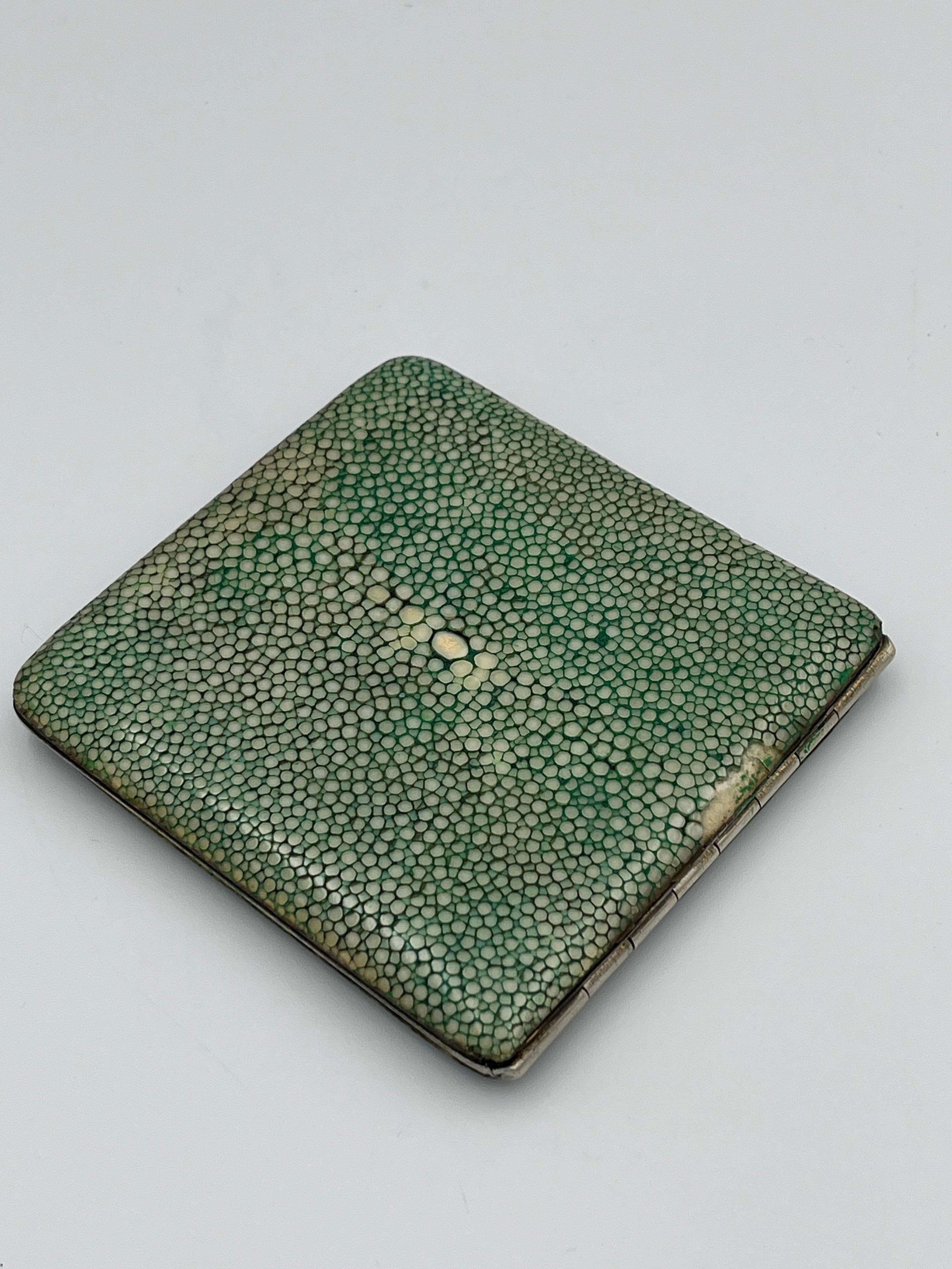 Inizio XX secolo Elegante portasigarette Art Deco anni '30 in zigrino con interno dorato in vendita