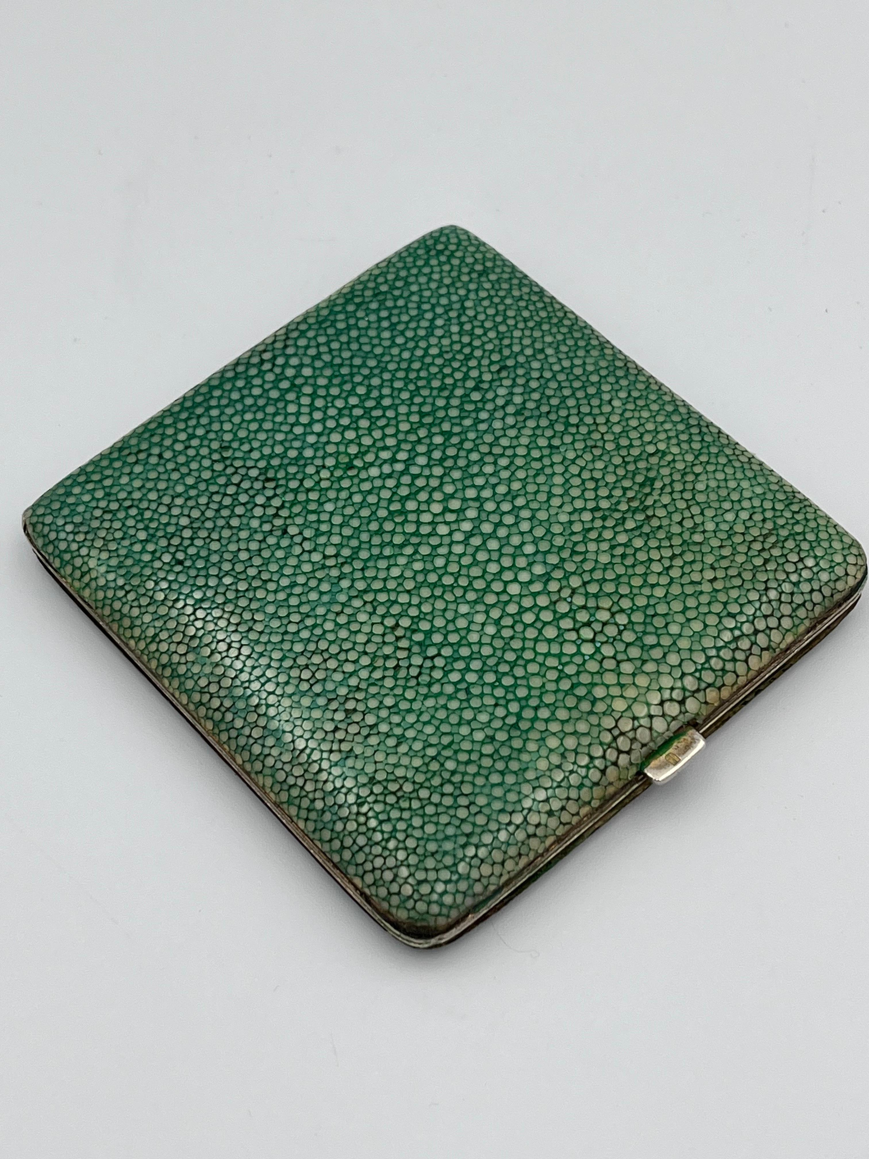 Metallo Elegante portasigarette Art Deco anni '30 in zigrino con interno dorato in vendita