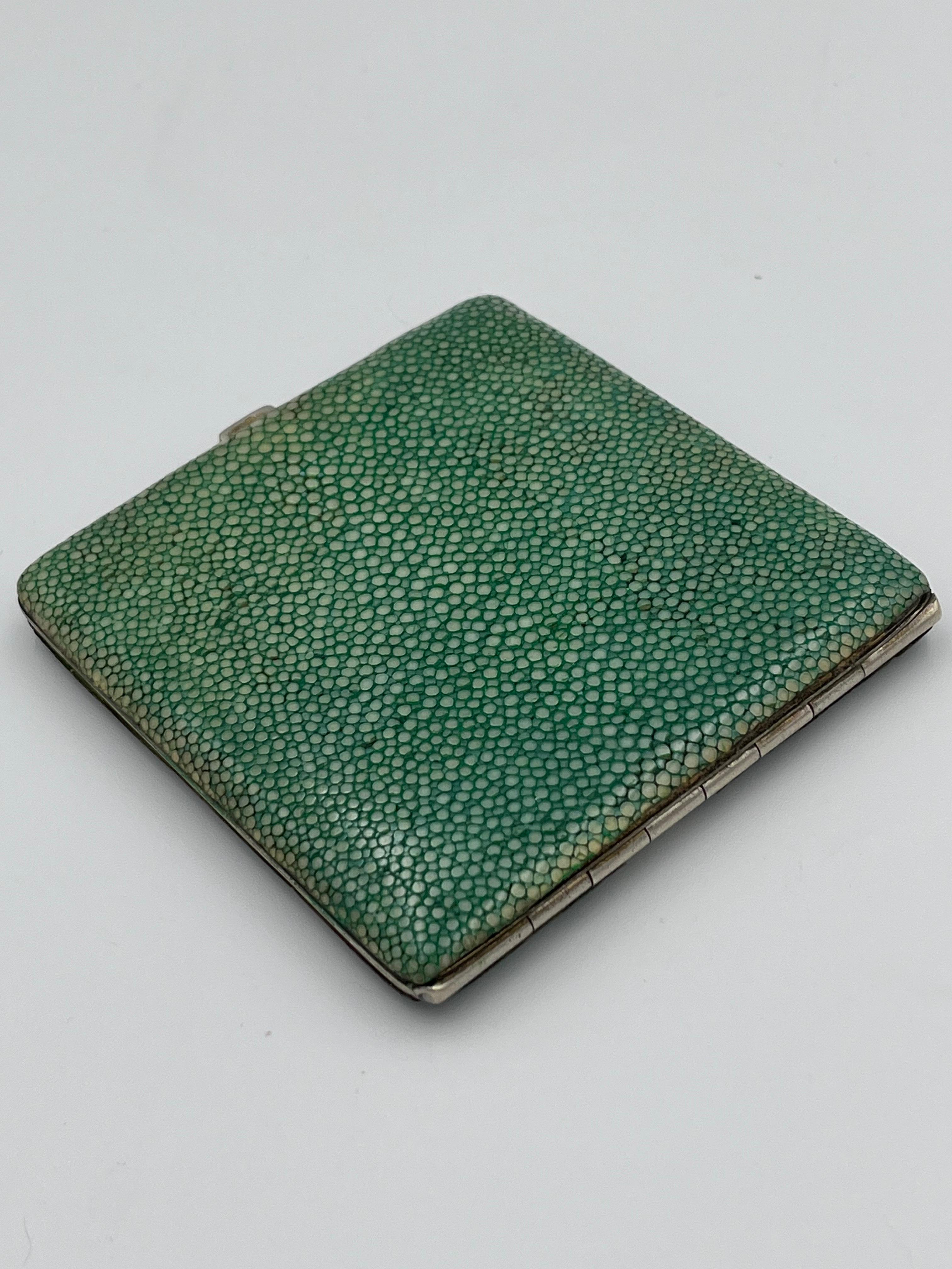 Elegante portasigarette Art Deco anni '30 in zigrino con interno dorato in vendita 1