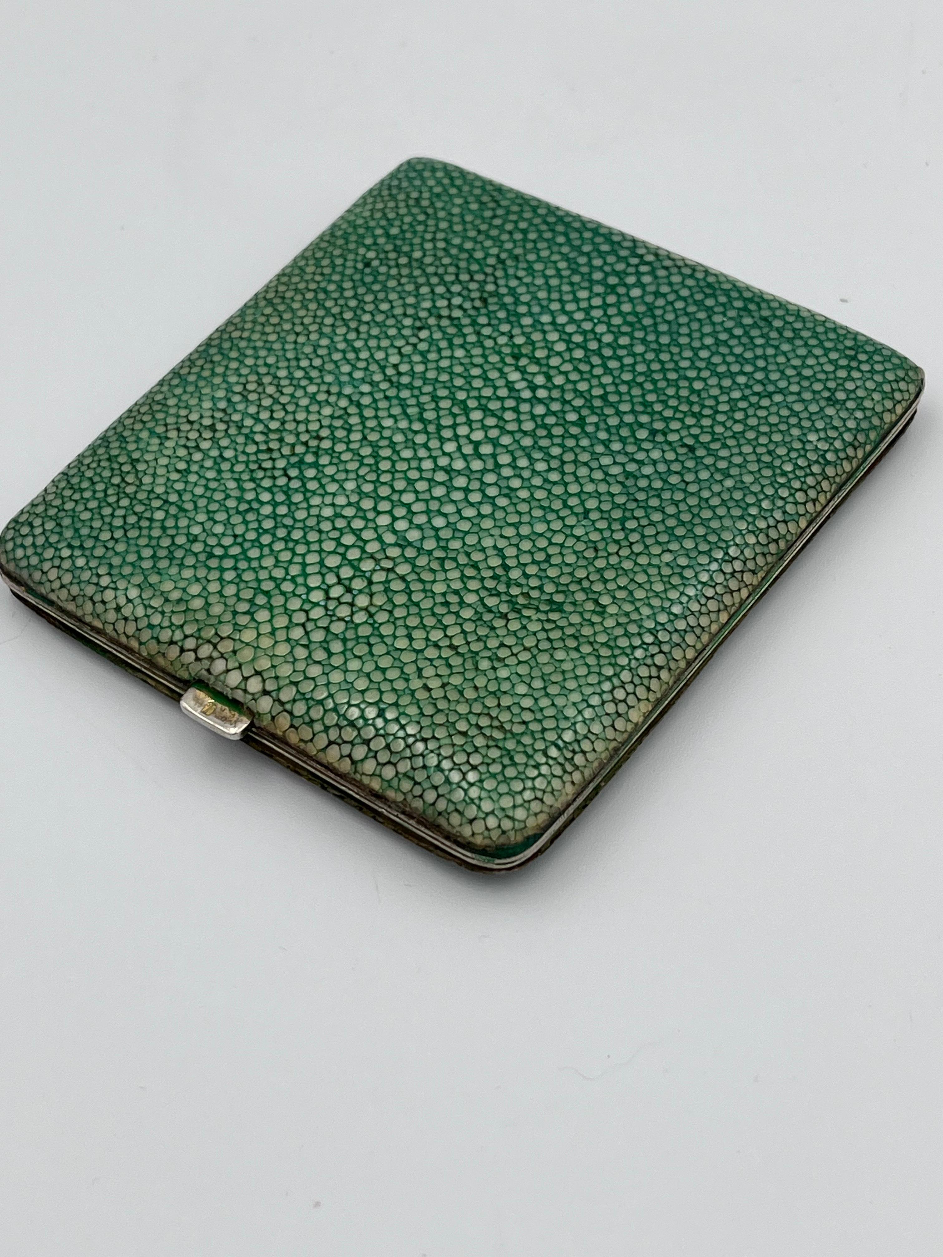 Elegante portasigarette Art Deco anni '30 in zigrino con interno dorato in vendita 2