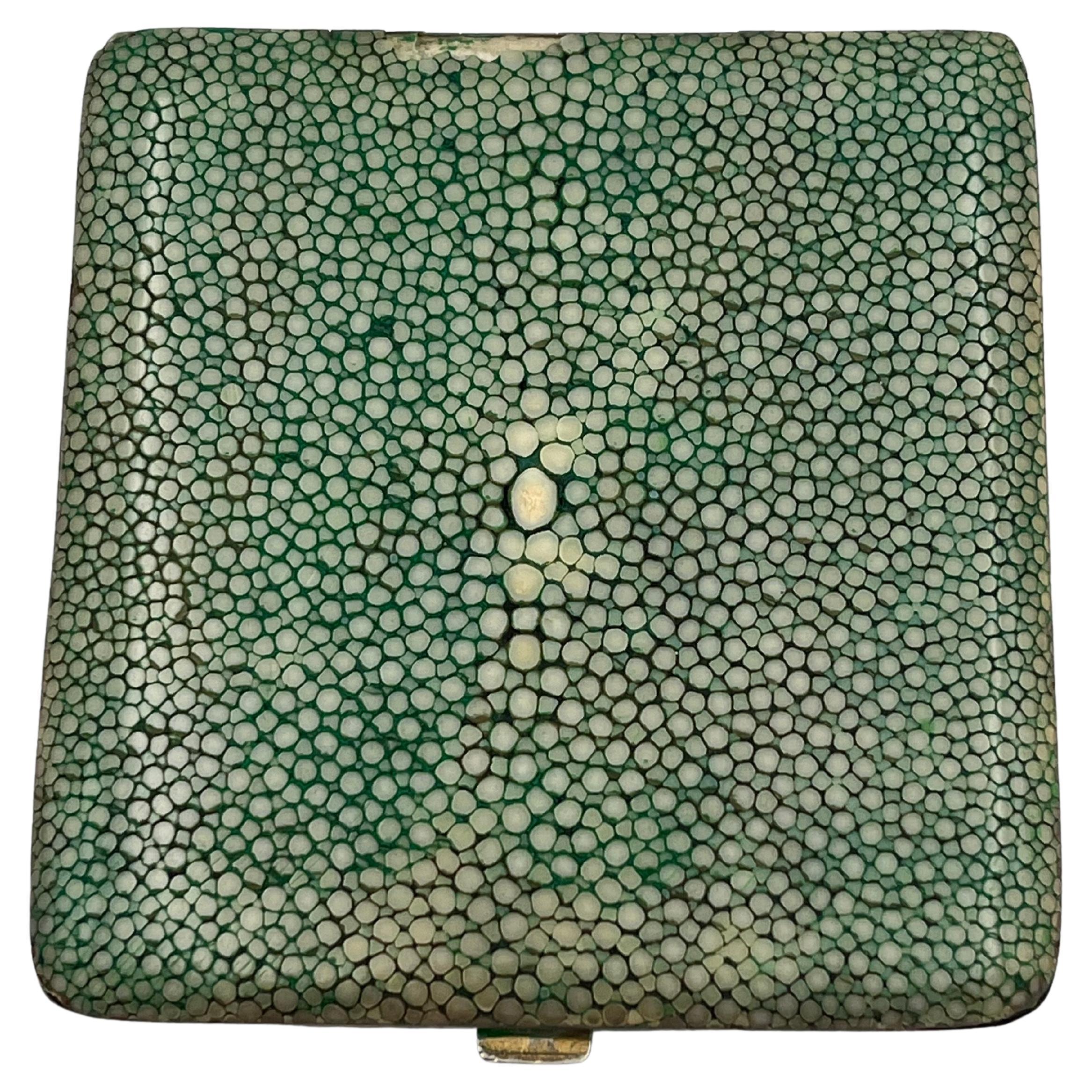 Elegante portasigarette Art Deco anni '30 in zigrino con interno dorato in vendita