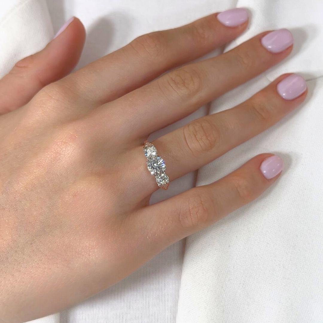Elegante anello a tre pietre con 2,19 carati di diamanti in oro rosa e bianco 18 carati - certificato IGI

Questo sofisticato anello in oro bianco e rosa 18k è un'armoniosa miscela di toni caldi e scintille radiose. Al centro si trova un diamante