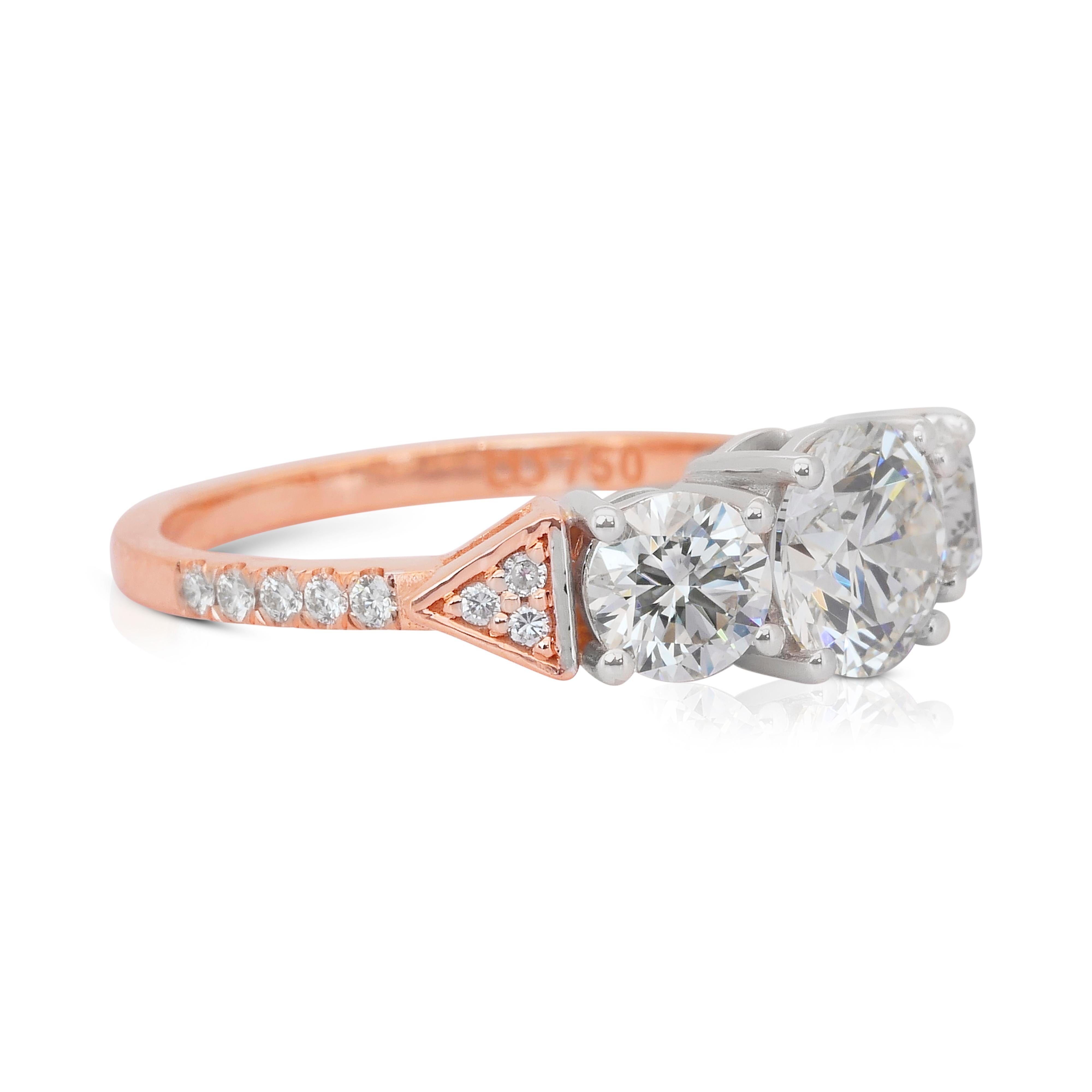 Taglio rotondo Elegante anello a tre pietre con 2,19 carati di diamanti in oro rosa e bianco 18 carati - certificato IGI in vendita