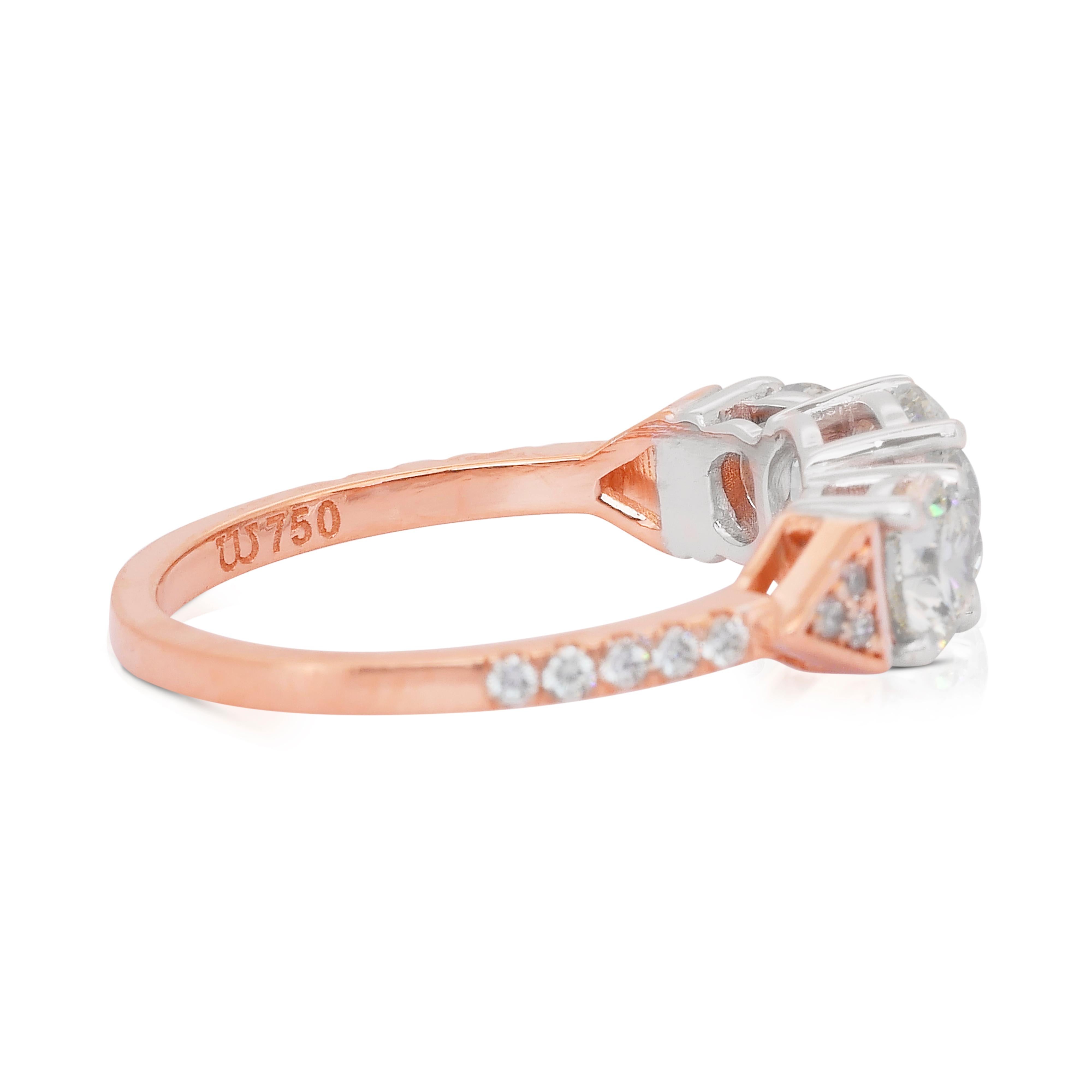 Elegante anello a tre pietre con 2,19 carati di diamanti in oro rosa e bianco 18 carati - certificato IGI In condizioni Nuovo in vendita a רמת גן, IL