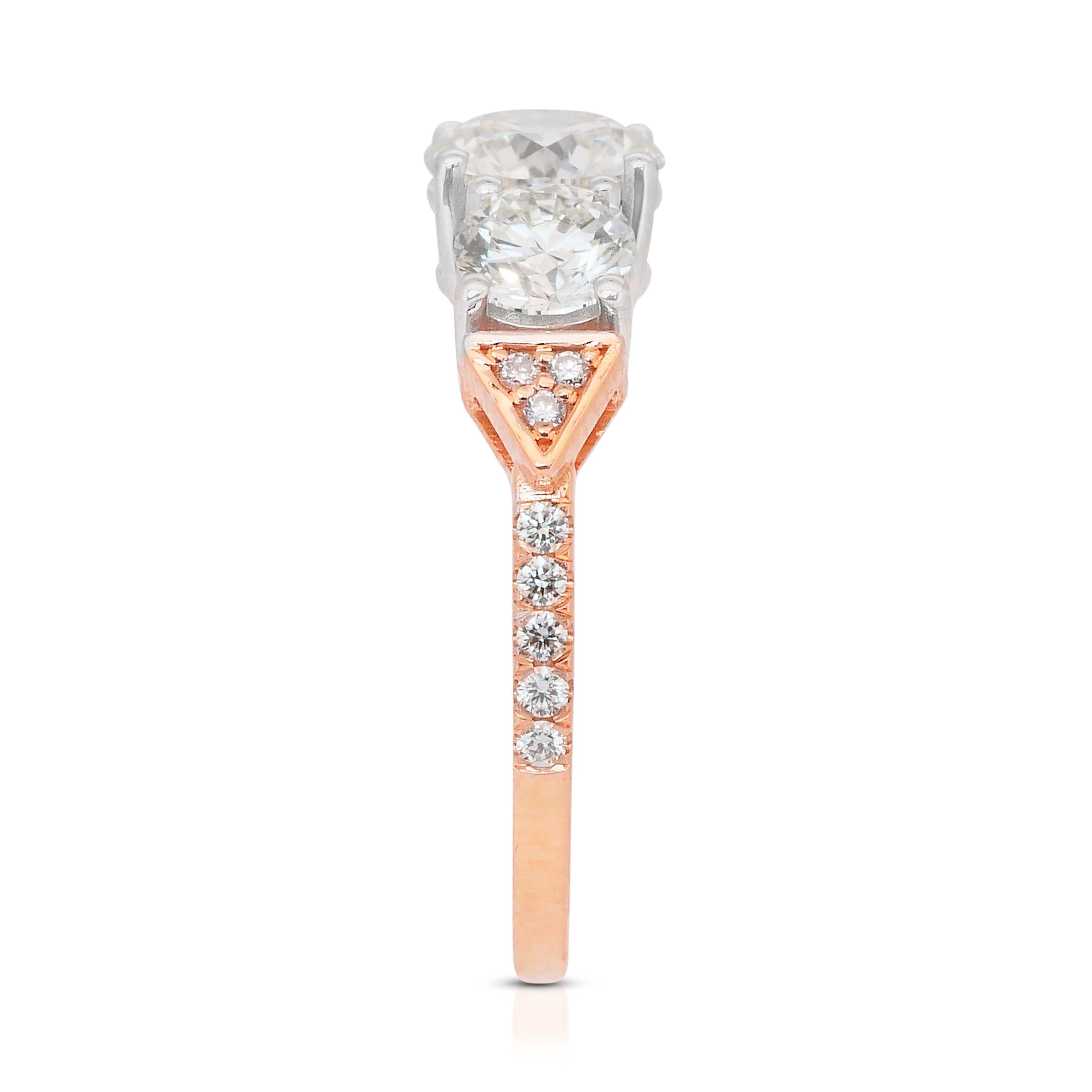 Elegante anello a tre pietre con 2,19 carati di diamanti in oro rosa e bianco 18 carati - certificato IGI in vendita 2