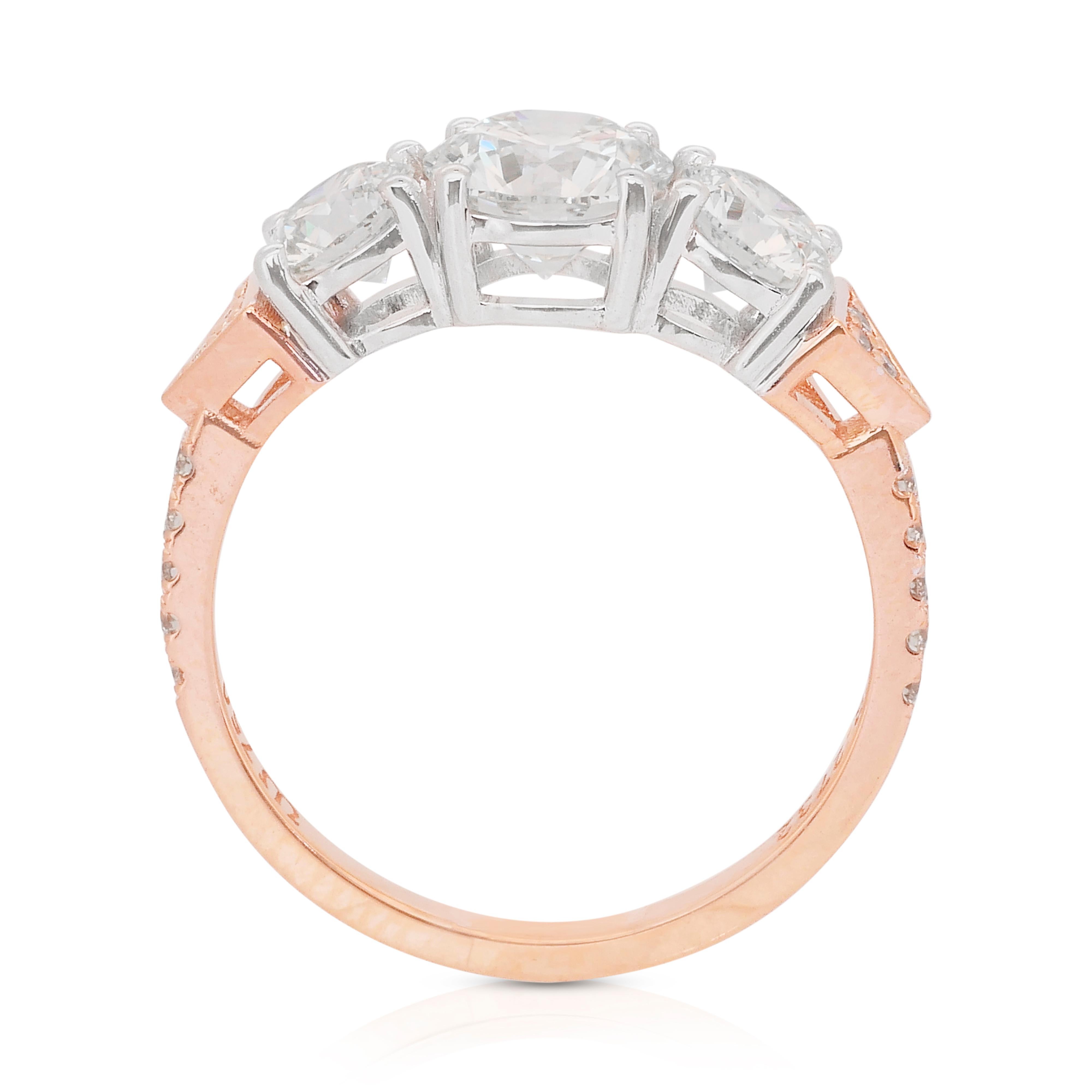 Elegante anello a tre pietre con 2,19 carati di diamanti in oro rosa e bianco 18 carati - certificato IGI in vendita 4