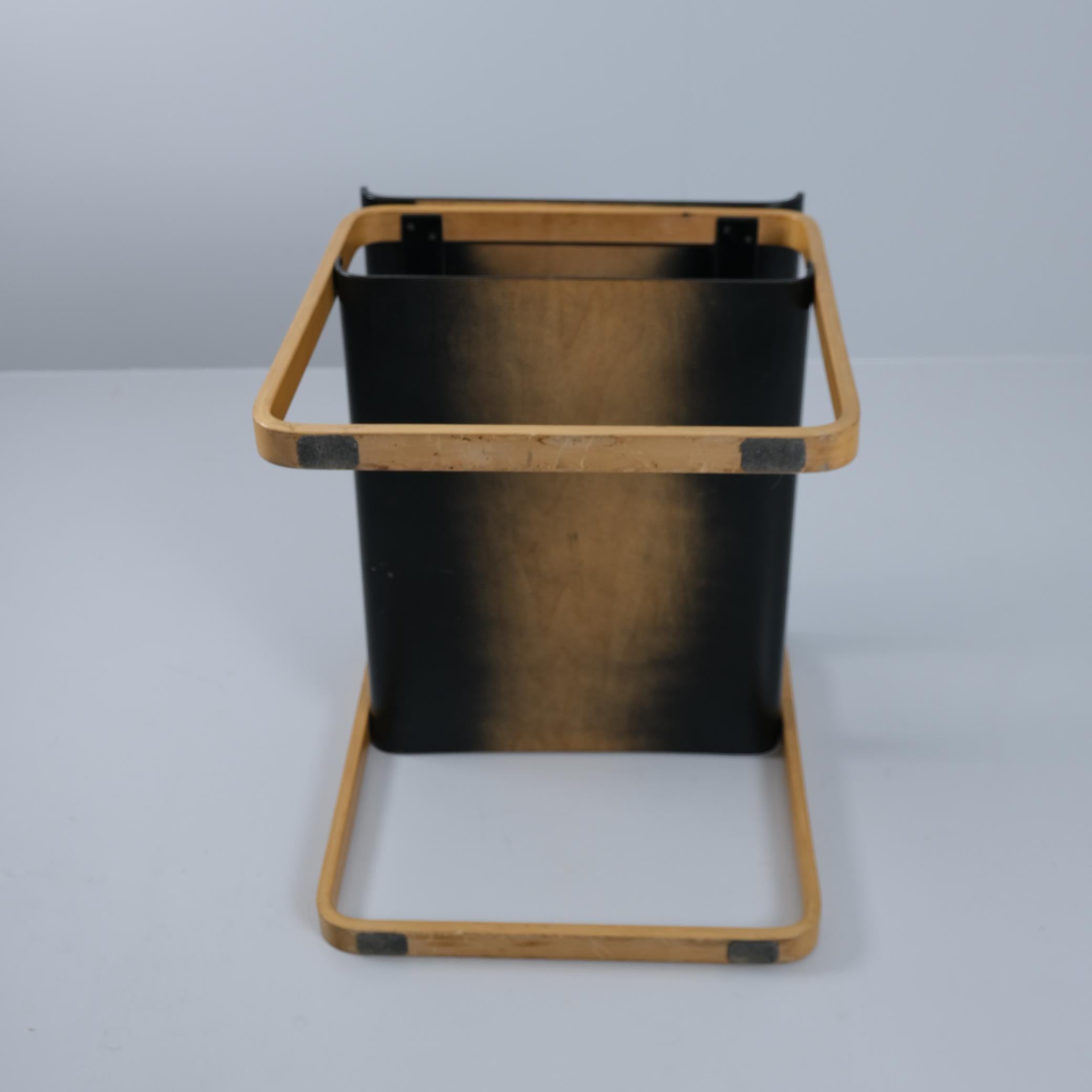 Table d'appoint / à revues élégante d'Alvar Aalto+Aalto modèle. 75, noir et bouleau, Artek années 1960 en vente 3