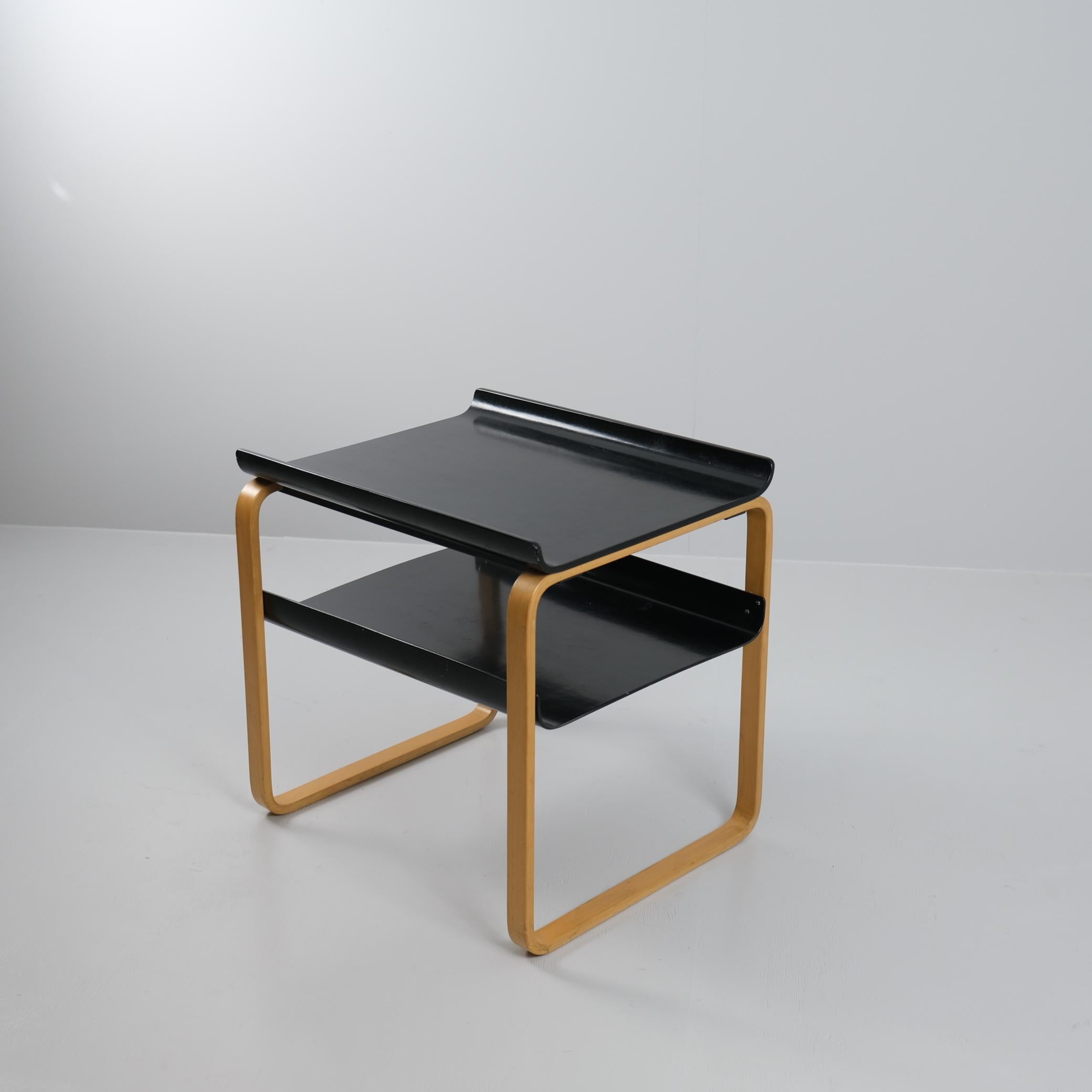 Table d'appoint / table à pique Alvar Aalto, modèle numéro 75, conçue par Alvar Aalto pour Artek et fabriquée par Huonekalu- Ja Rakennustyötehdas Oy en Finlande dans les années 1950. Un autre design emblématique d'Eleg, dans son style minimaliste et