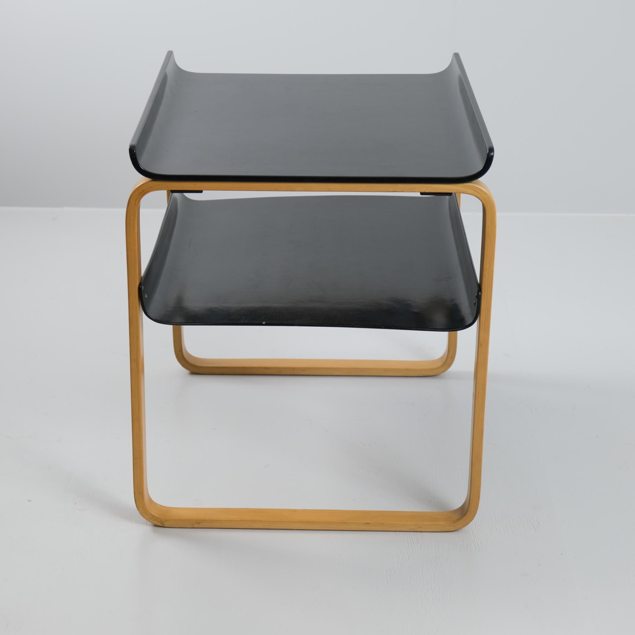 Scandinave moderne Table d'appoint / à revues élégante d'Alvar Aalto+Aalto modèle. 75, noir et bouleau, Artek années 1960 en vente