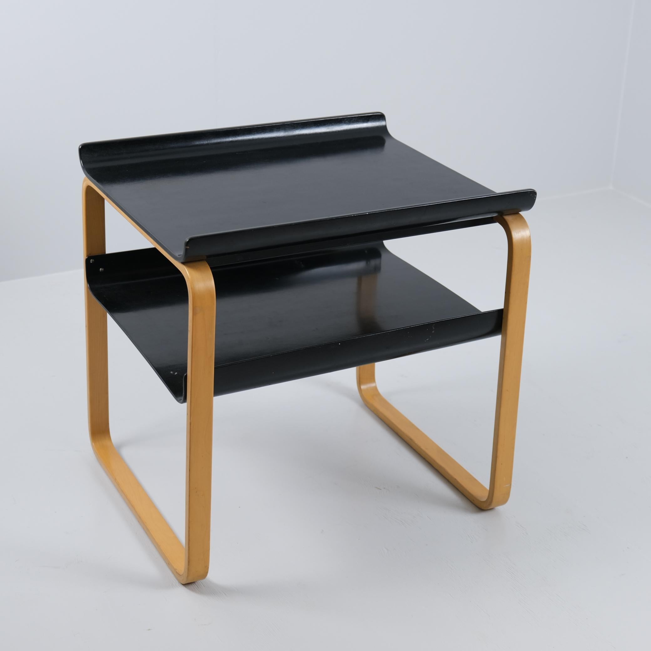 Milieu du XXe siècle Table d'appoint / à revues élégante d'Alvar Aalto+Aalto modèle. 75, noir et bouleau, Artek années 1960 en vente