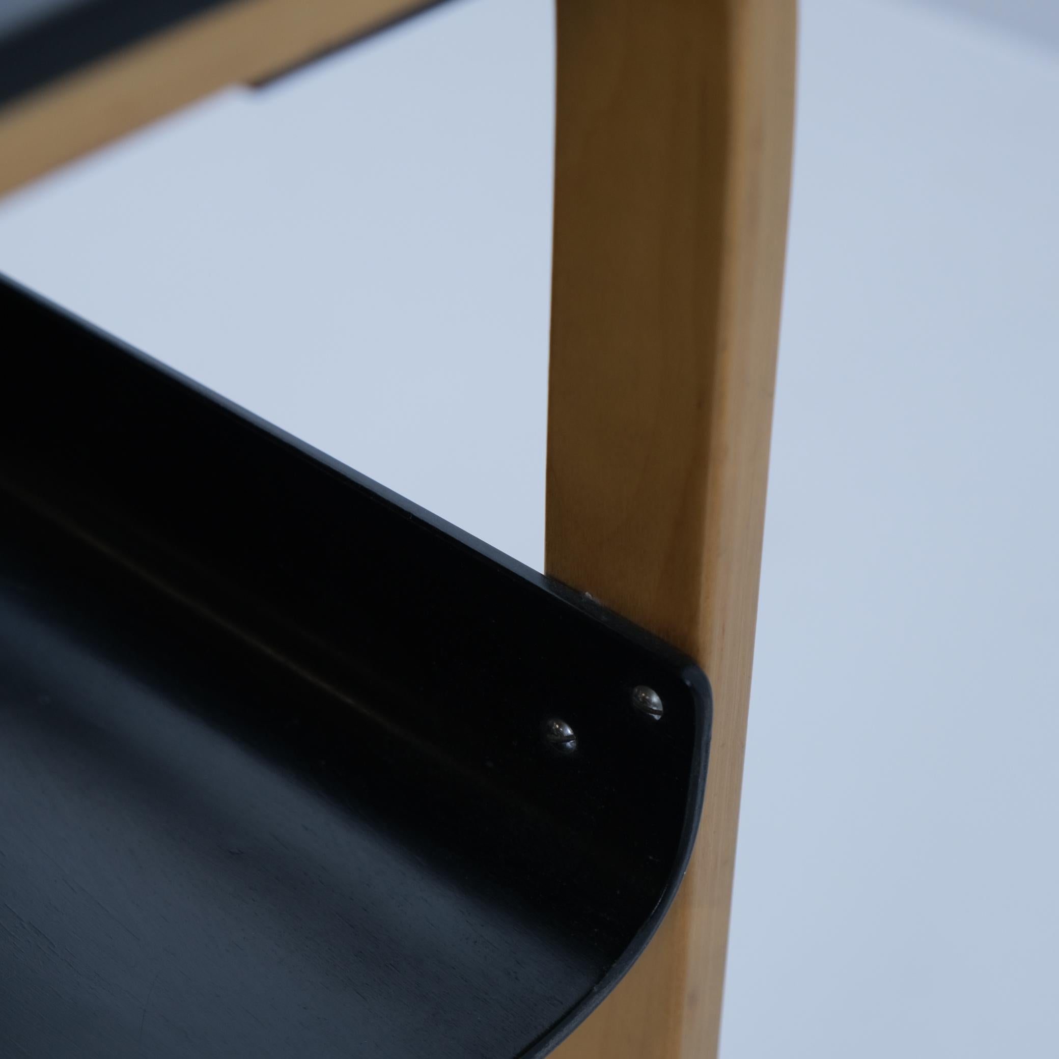 Table d'appoint / à revues élégante d'Alvar Aalto+Aalto modèle. 75, noir et bouleau, Artek années 1960 en vente 1
