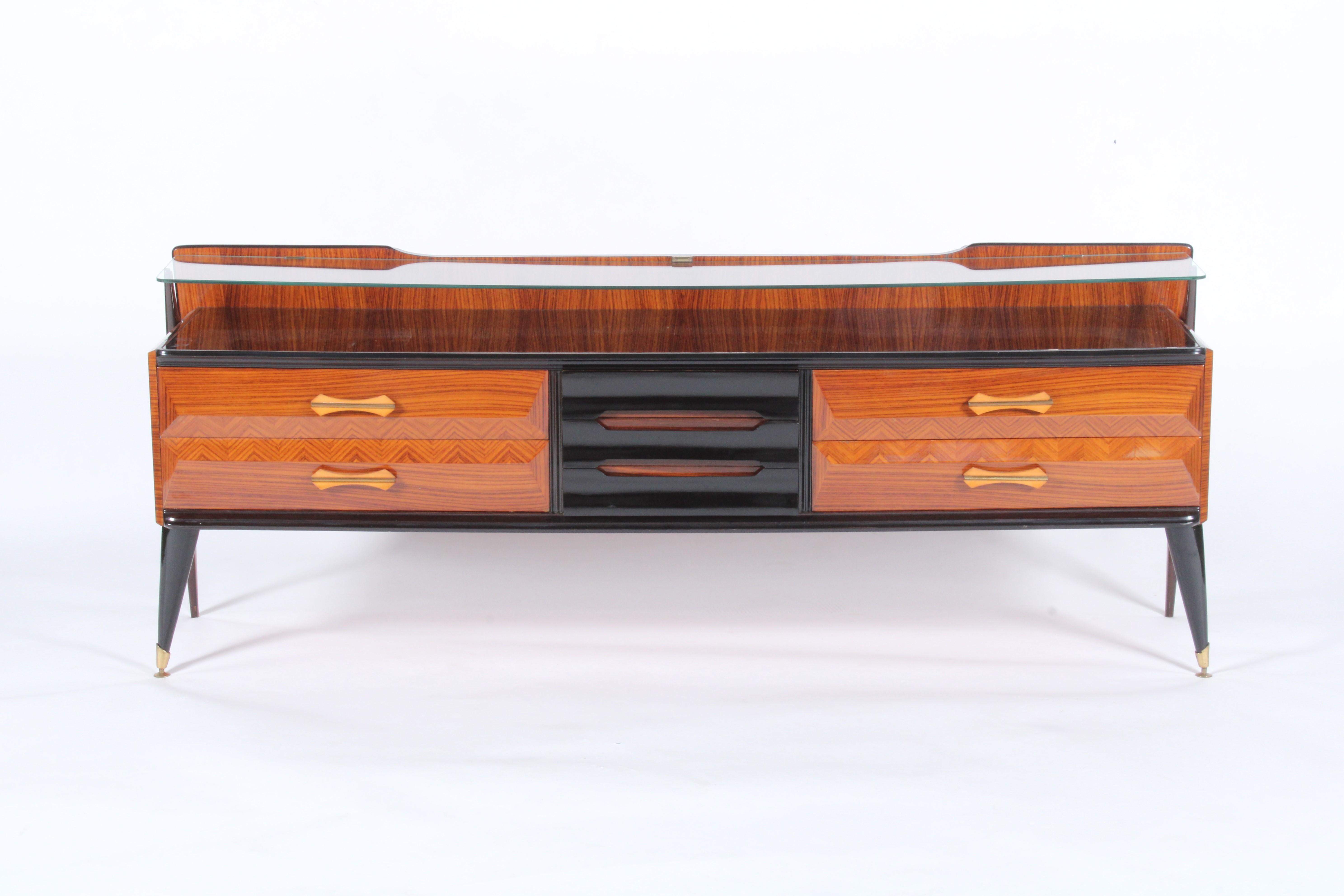 Ein elegantes und stilvolles klassisches italienisches Sideboard aus der Mitte des Jahrhunderts mit Schubladenfronten im Chevron-Muster und sich verjüngenden ebonisierten Beinen und Details. Dieses atemberaubende Stück stammt direkt aus einer