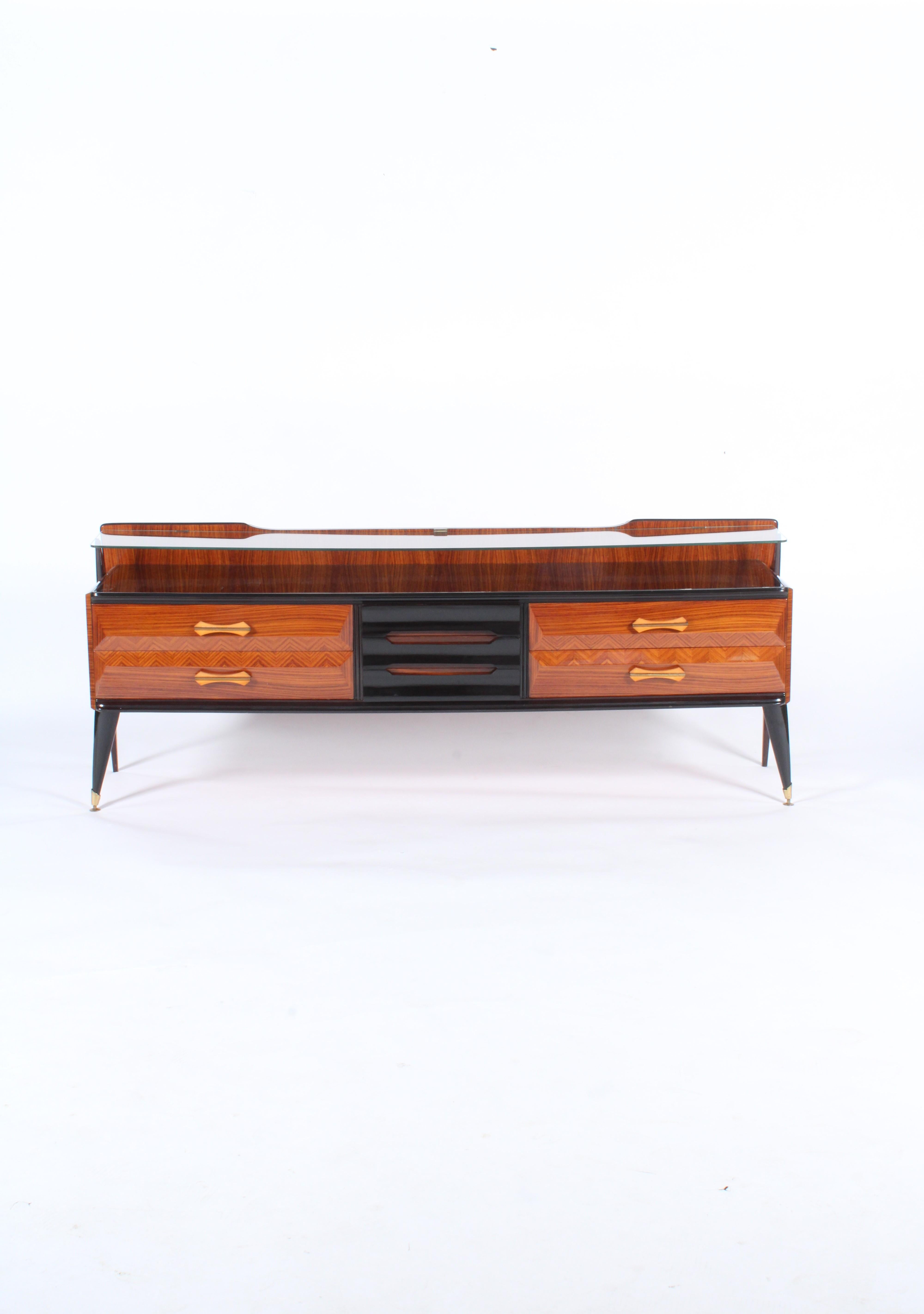 Sleek And Stylish Mid Century Italian Sideboard In Good Condition For Sale In Portlaoise, IE