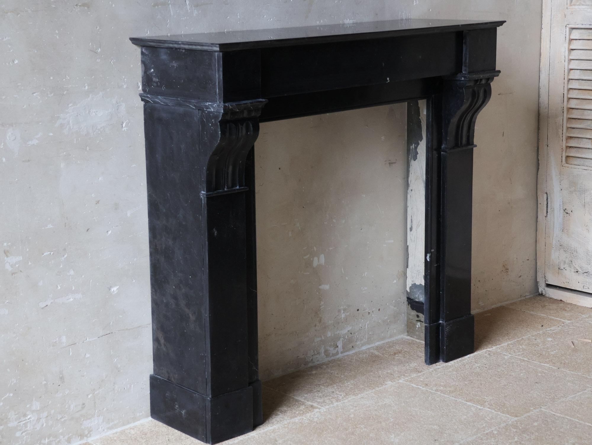 Cheminée élégante en marbre noir hollandais antique en vente 5